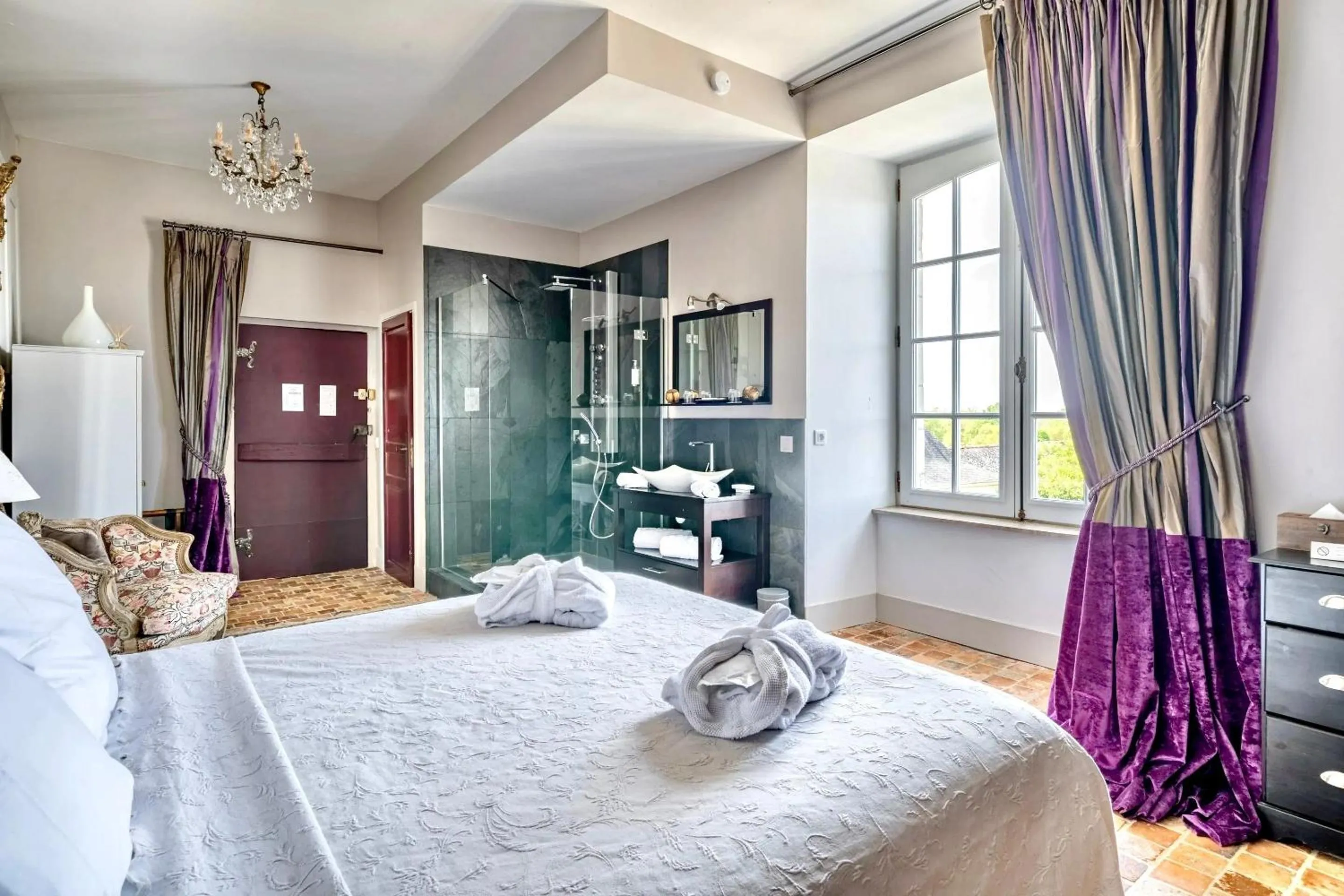 Shower, Bed in Château de l'Epinay
