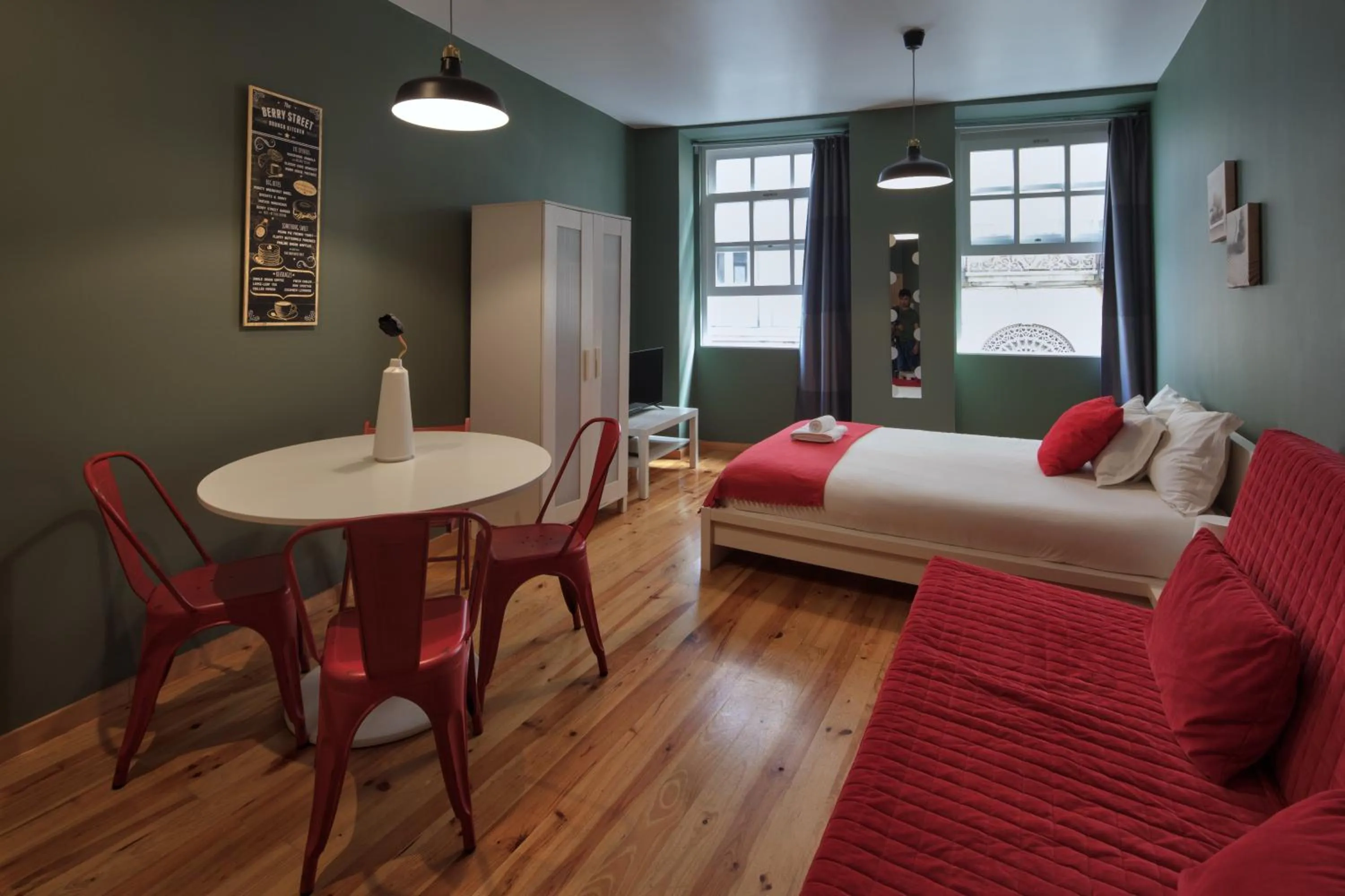 Living room, Bed in Oporto Maison Entreparedes