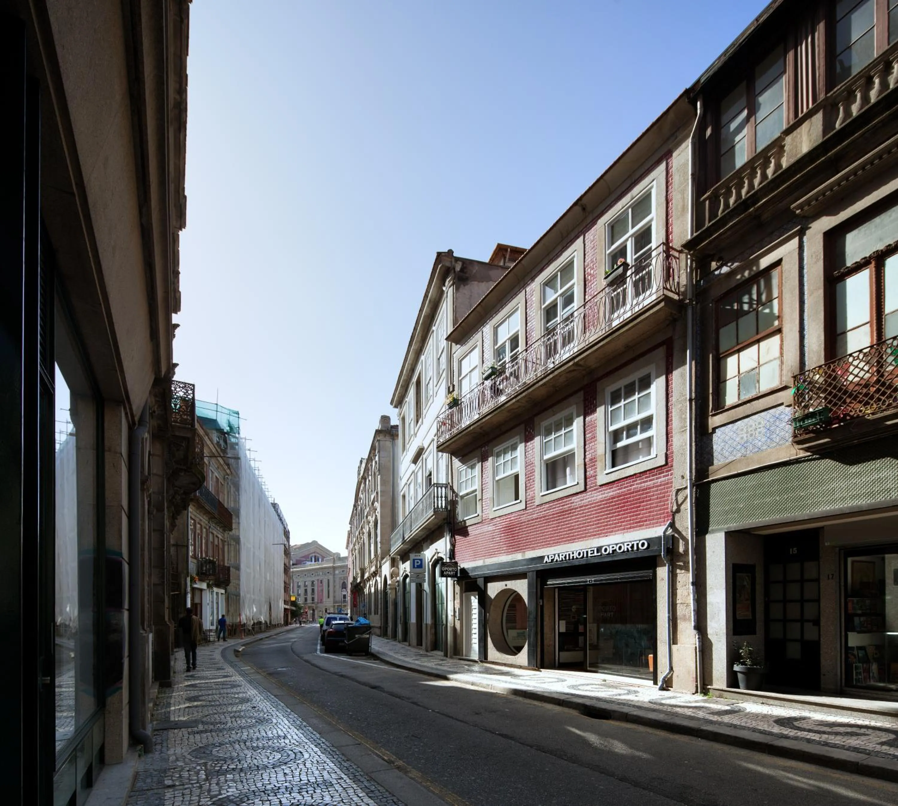 Facade/entrance in Oporto Maison Entreparedes