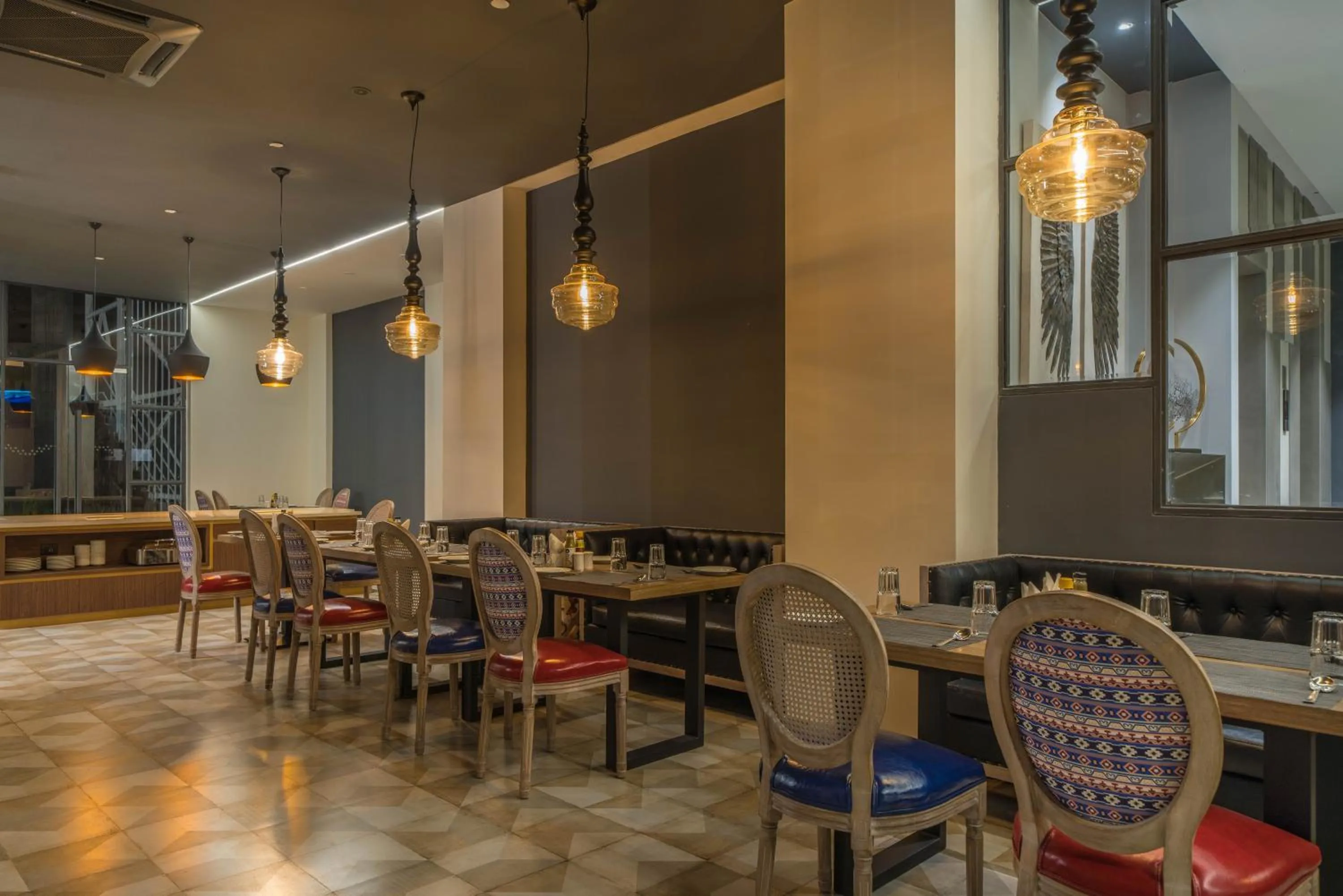 Restaurant/places to eat in Hotel B plus L