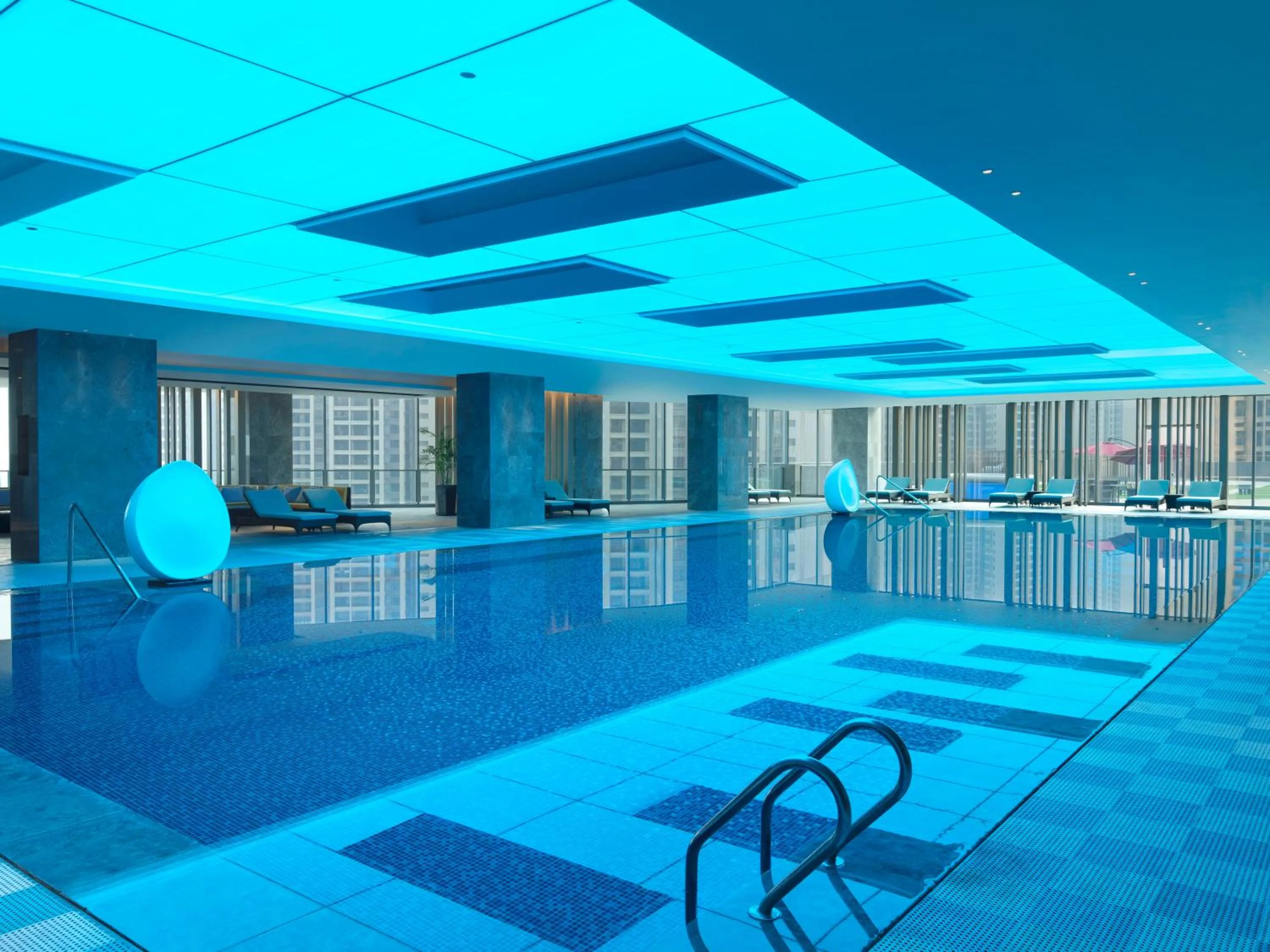 Swimming pool in Le Meridien Zhongshan