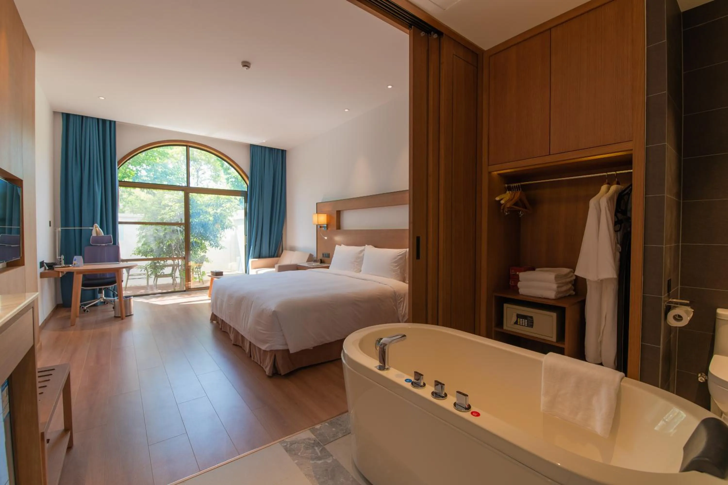 Photo of the whole room, Bed in Novotel Suzhou Tai Lake Santeh