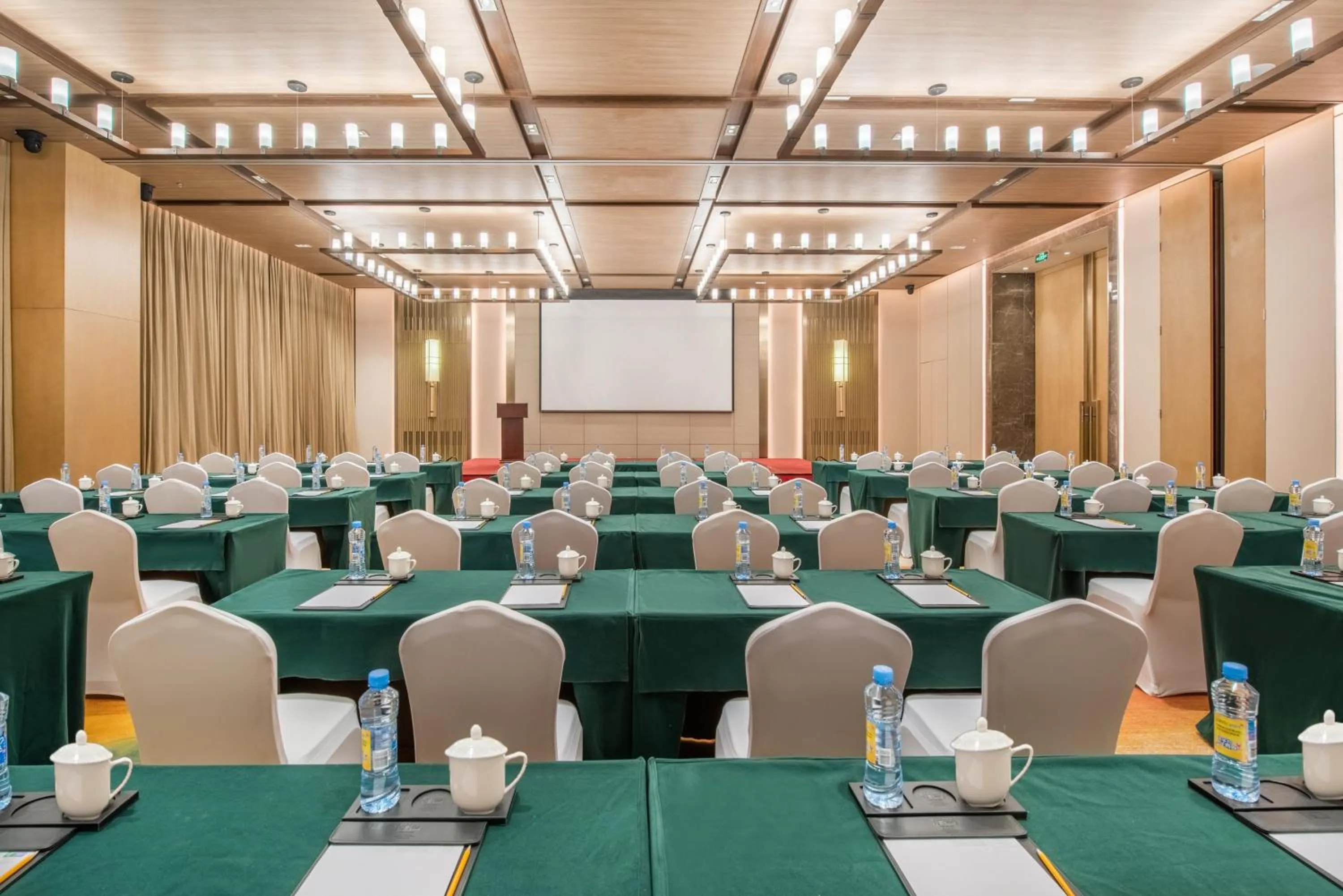 Meeting/conference room in Holiday Inn Resort Yichun Mingyue Mountain by IHG