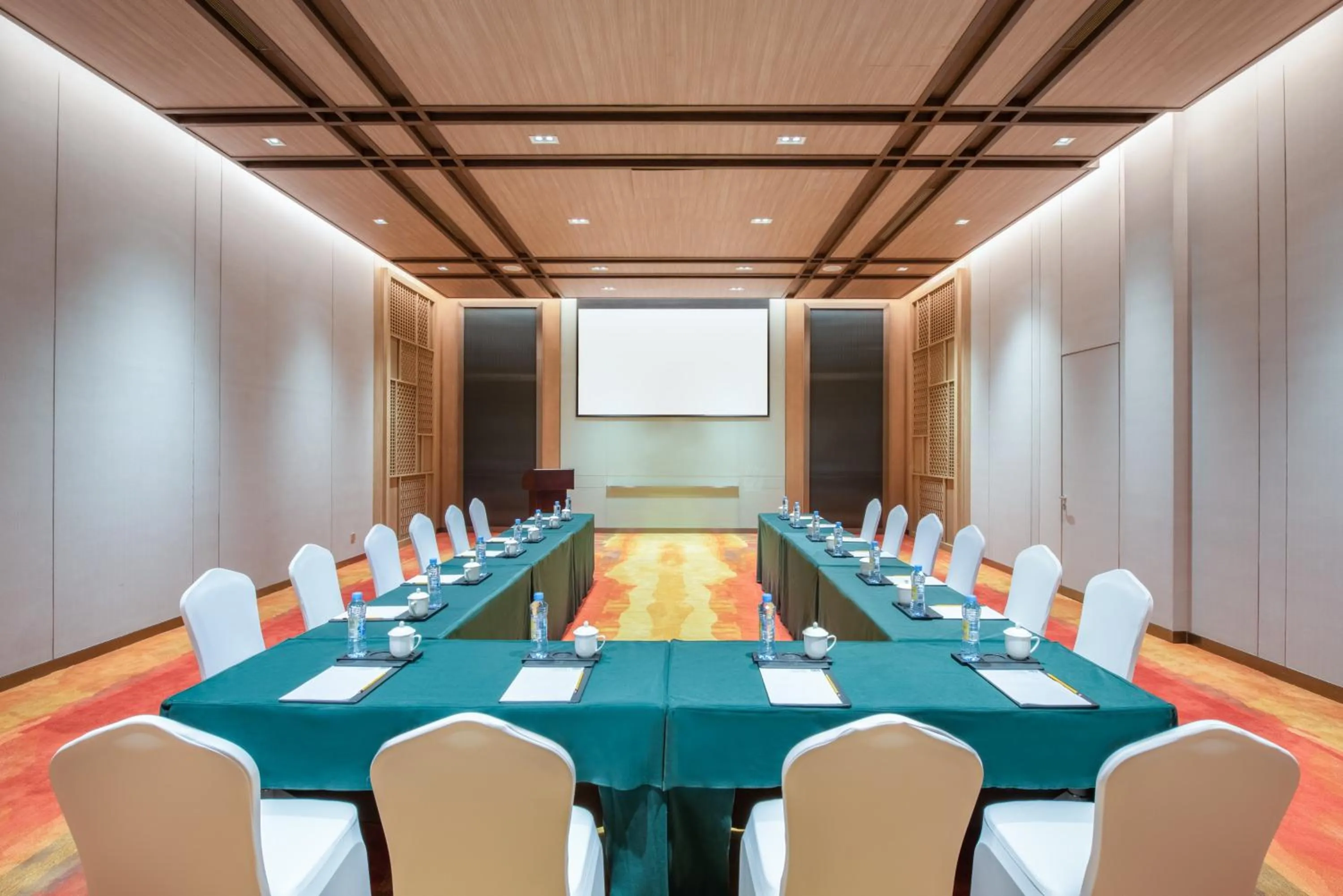 Meeting/conference room in Holiday Inn Resort Yichun Mingyue Mountain by IHG