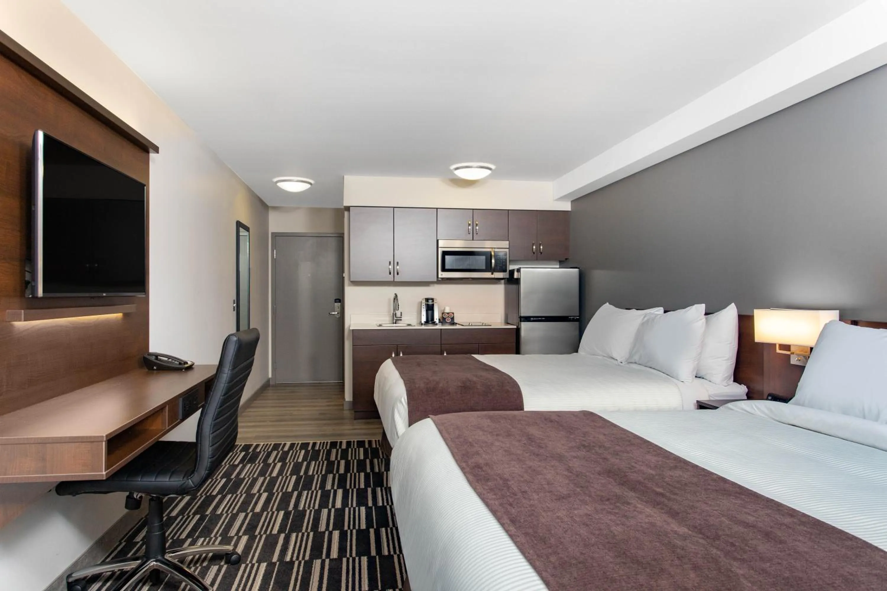 Shower, Bed in Microtel Inn & Suites by Wyndham Mont Tremblant