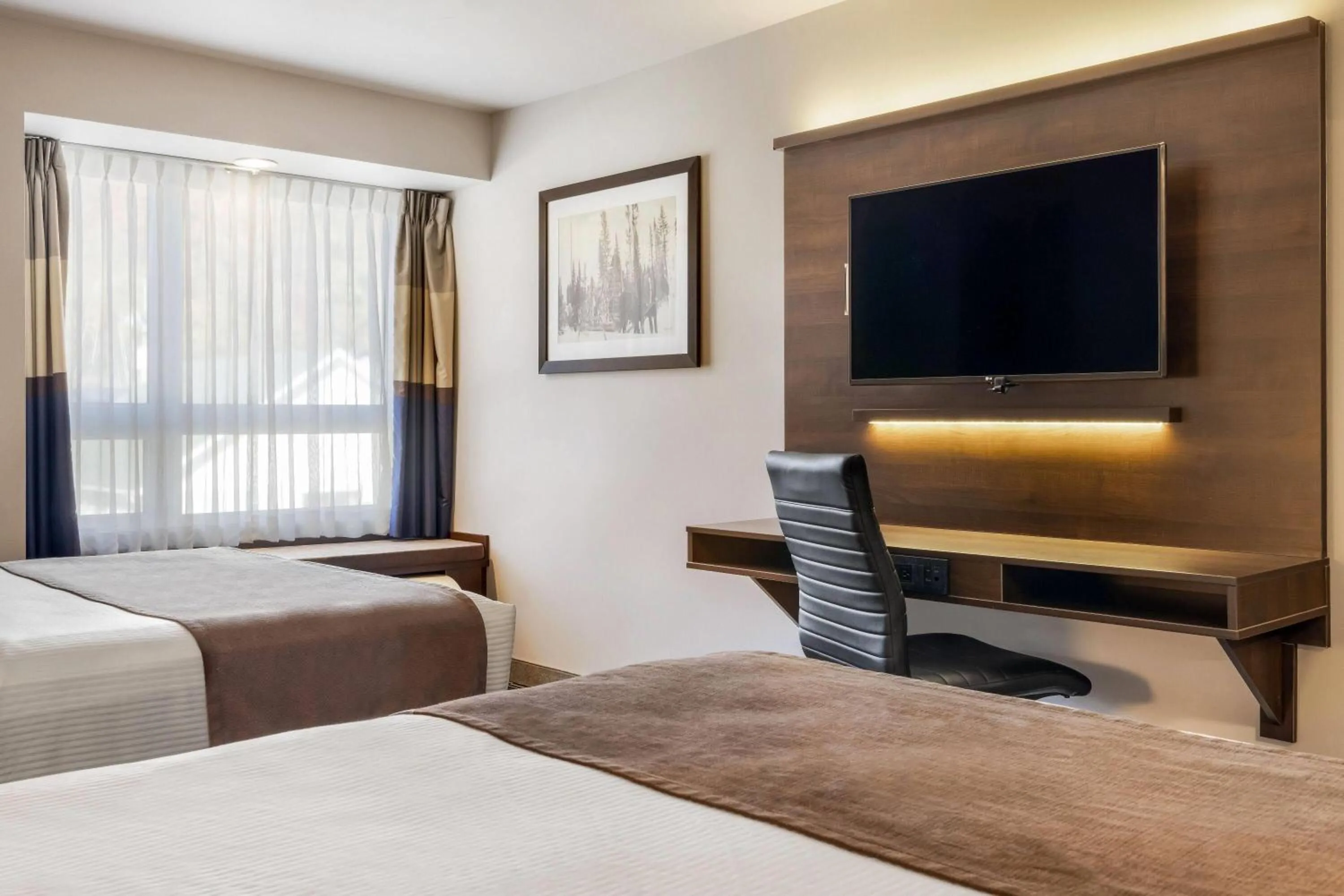 Photo of the whole room, Bed in Microtel Inn & Suites by Wyndham Mont Tremblant