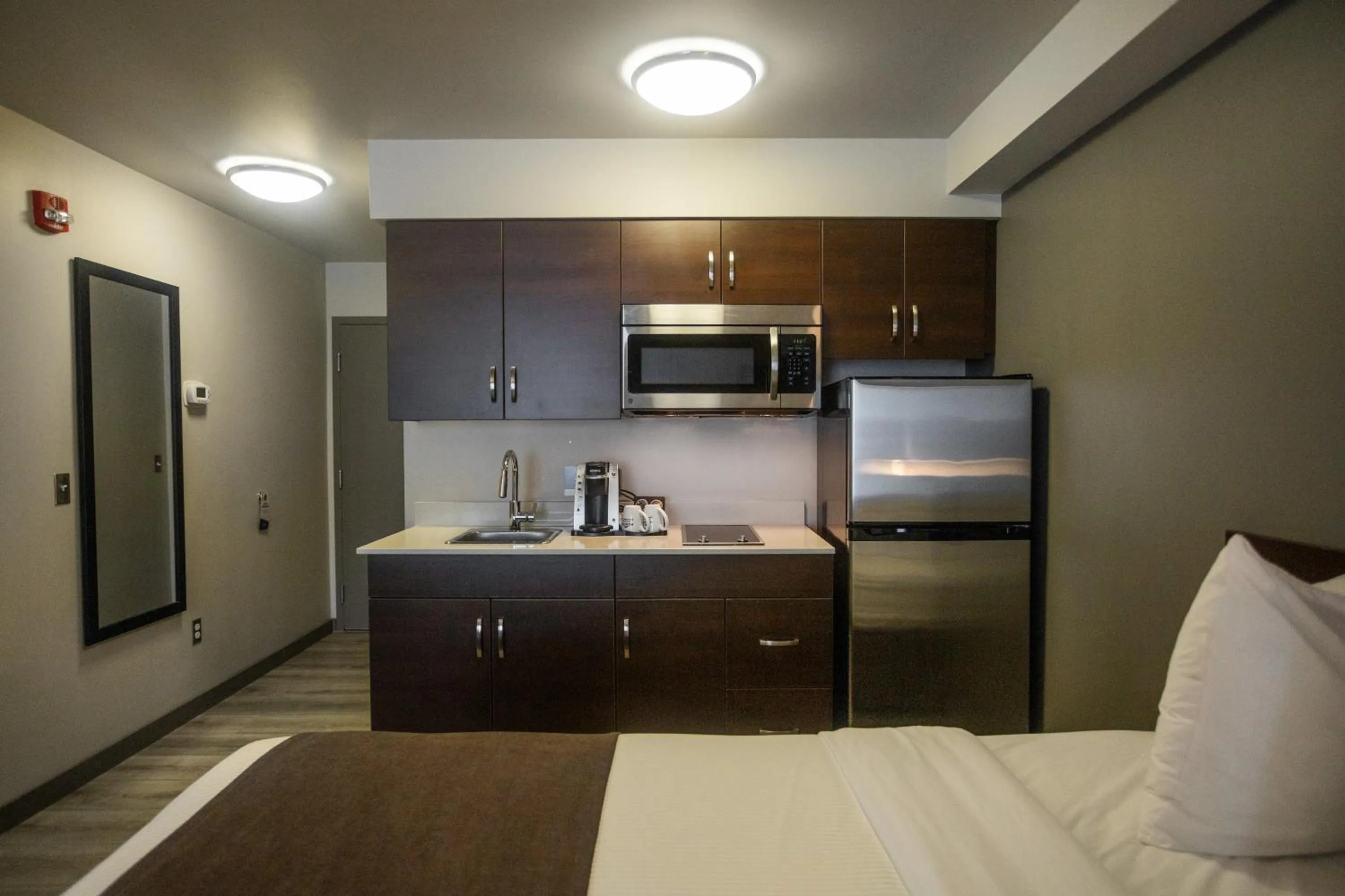Kitchen or kitchenette, Bed in Microtel Inn & Suites by Wyndham Mont Tremblant
