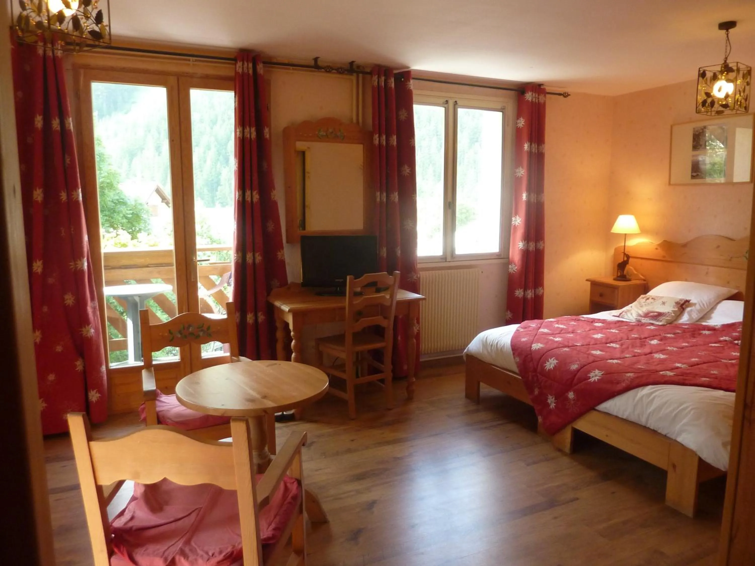 Photo of the whole room, Bed in Les Agneaux