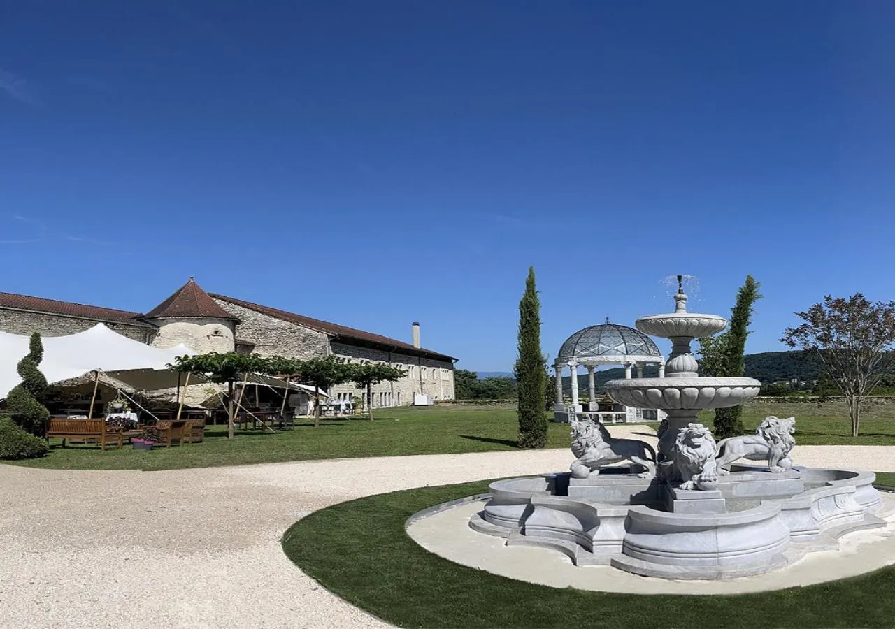 Property building in Les Dépendances de Chapeau Cornu