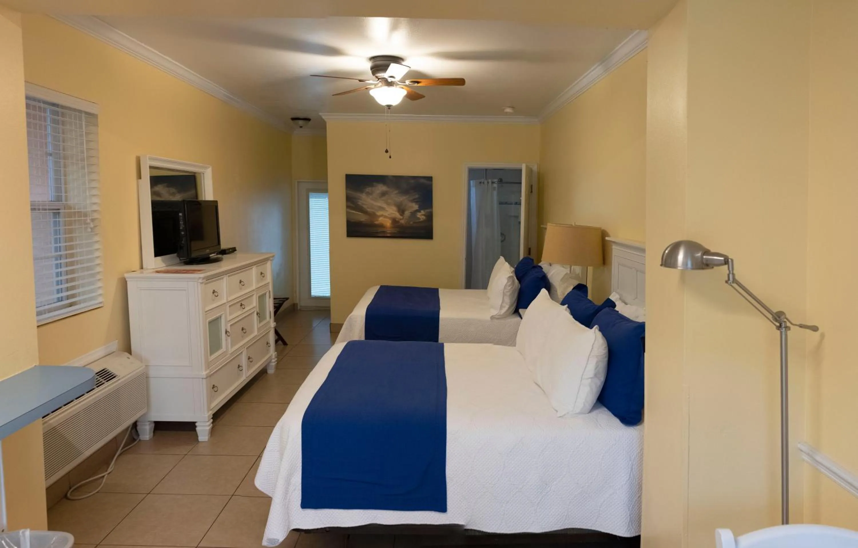 Bed in Coral Sands Inn