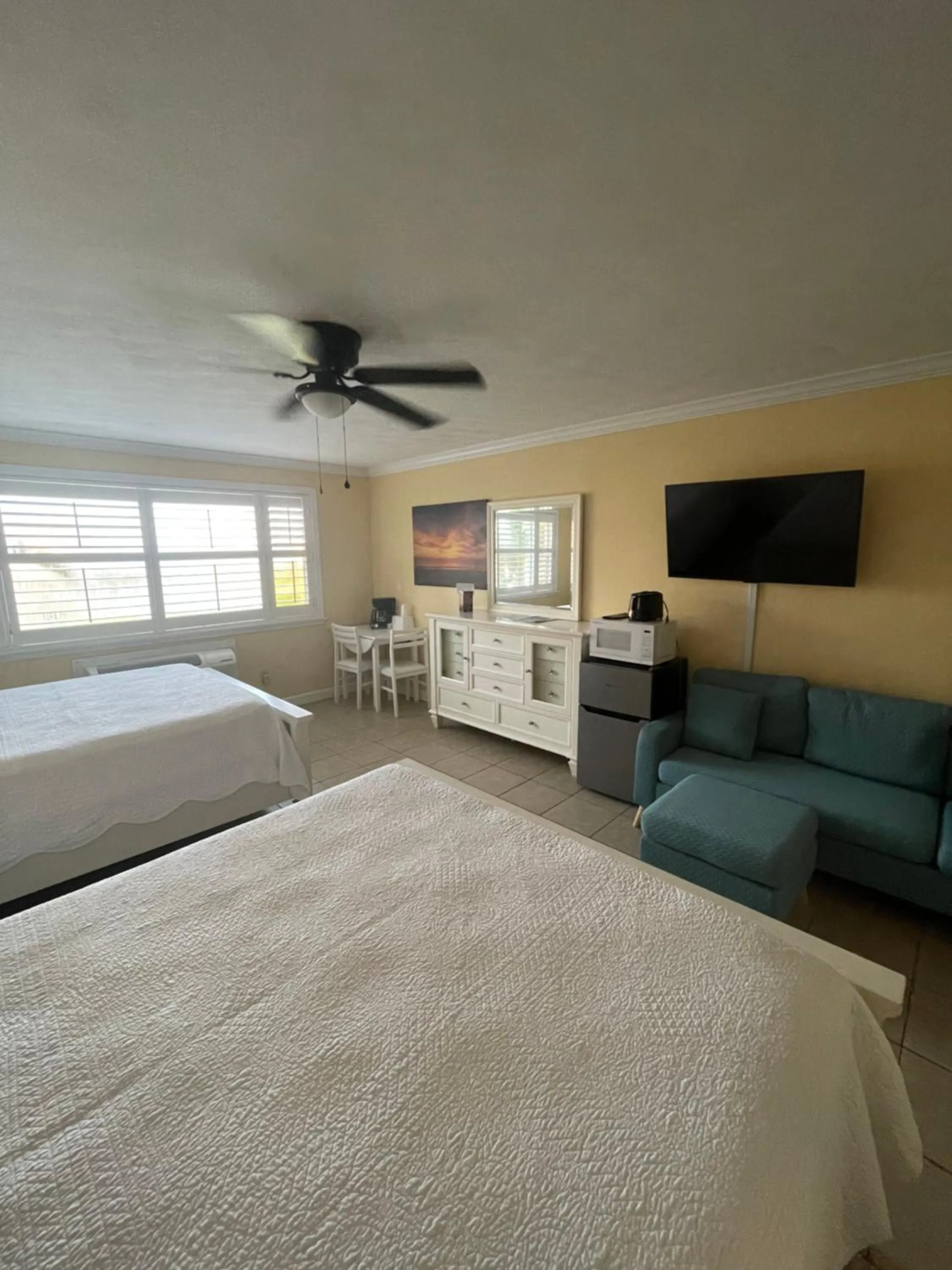 Bed in Coral Sands Inn