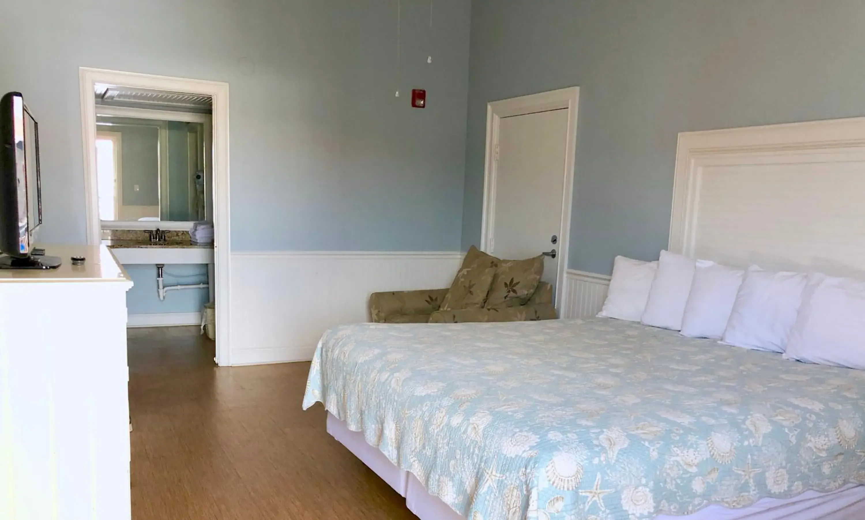 King Room in Sea and Breeze Hotel and Condo King Room in Sea and Breeze Hotel and Condo