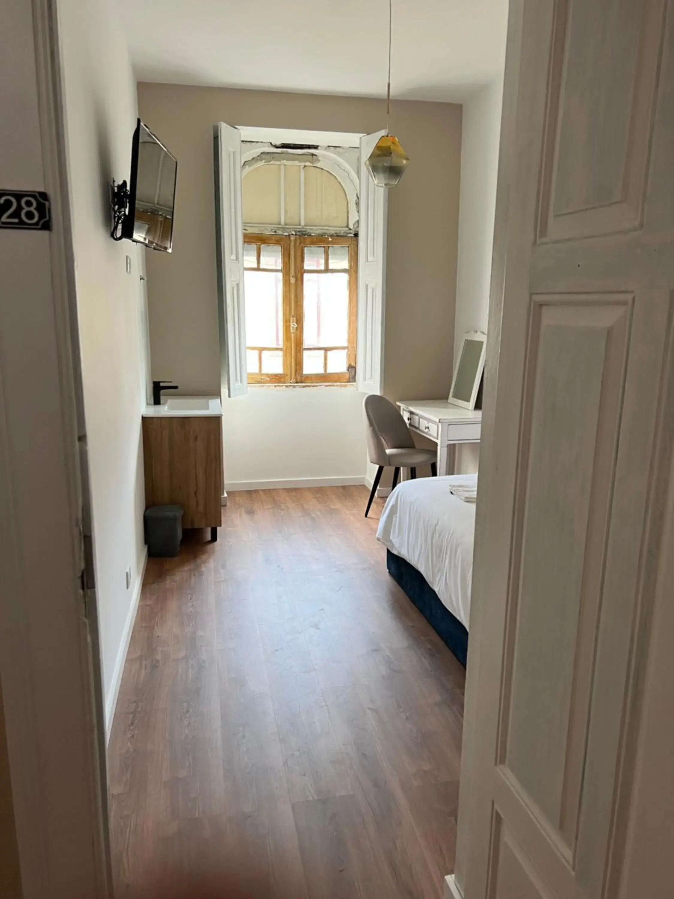 Budget Single Room in A Portuguesa Guest House Budget Single Room in A Portuguesa Guest House