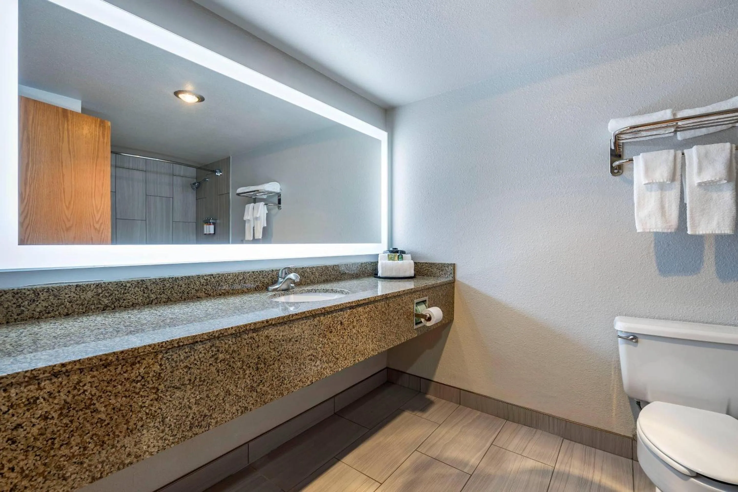 Bedroom in Hells Canyon Grand Hotel, an Ascend Collection Hotel