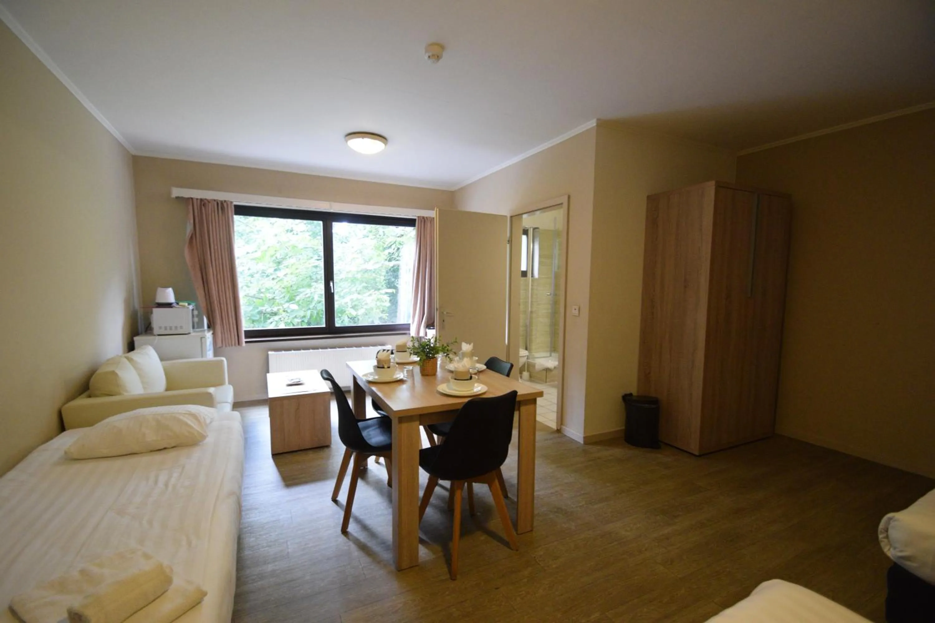 Photo of the whole room, Bed in Budget Flats Brussels