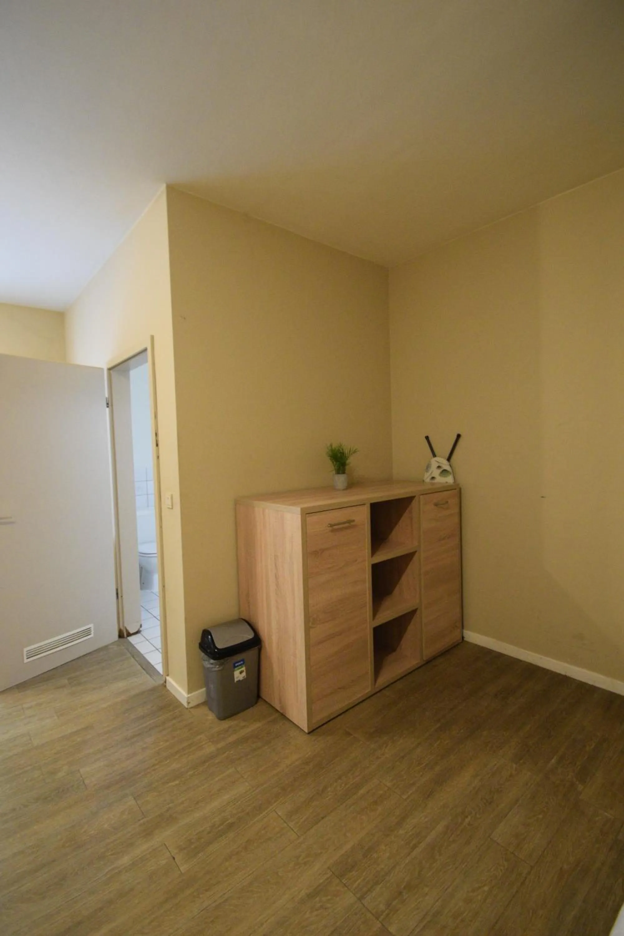 wardrobe in Budget Flats Brussels