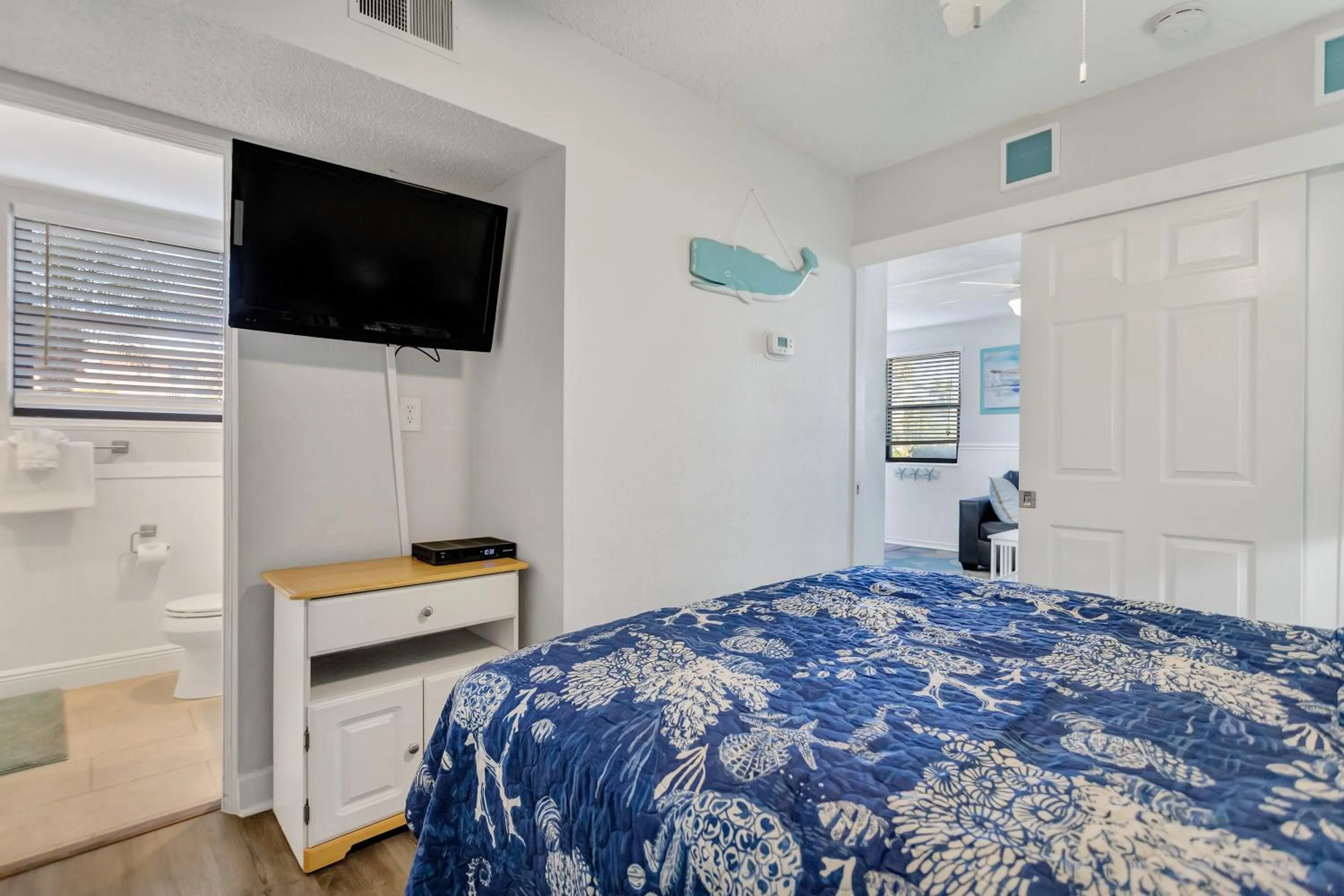 TV and multimedia, Bed in Gulf Winds Resort by Travel Resort Services