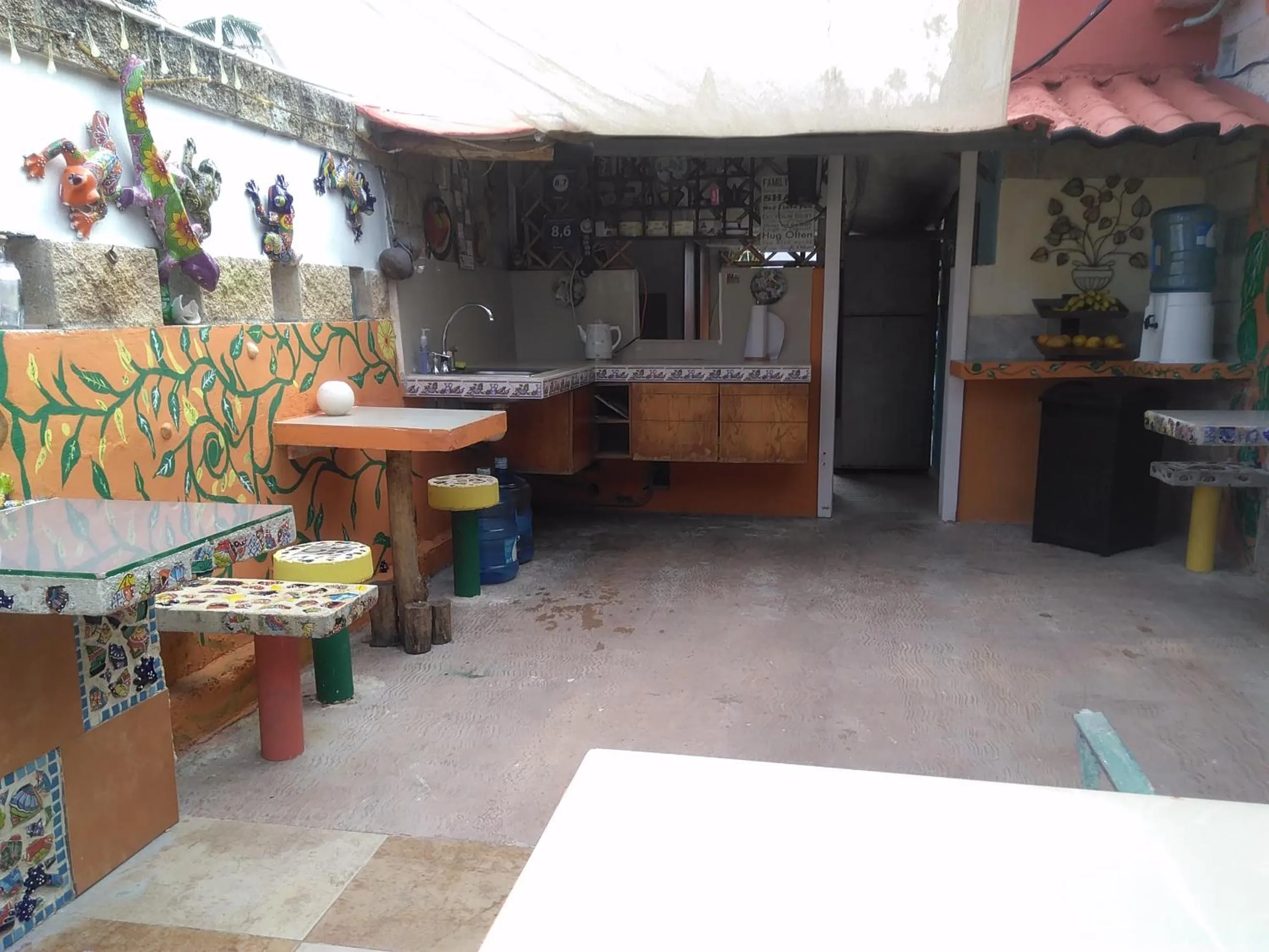 Communal kitchen in Buenos Días Guest House