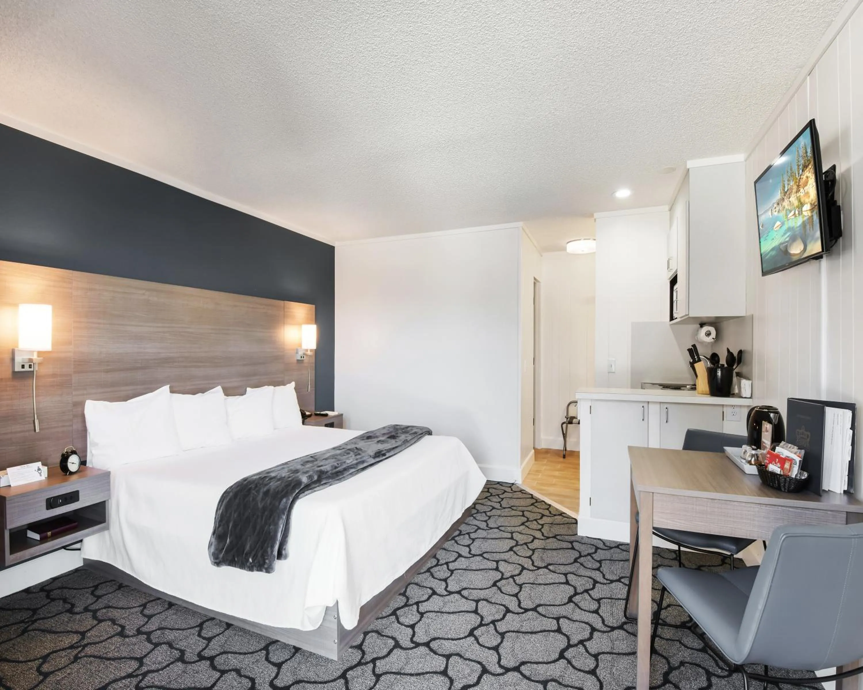 Photo of the whole room, Bed in Crown Motel