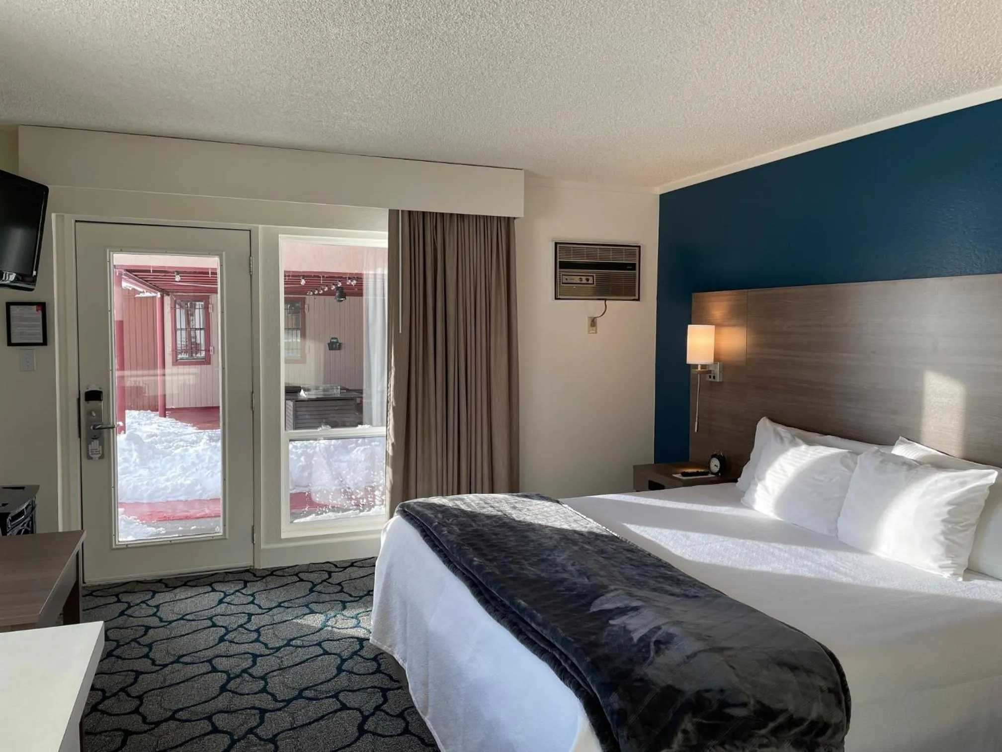 Bedroom, Bed in Crown Motel