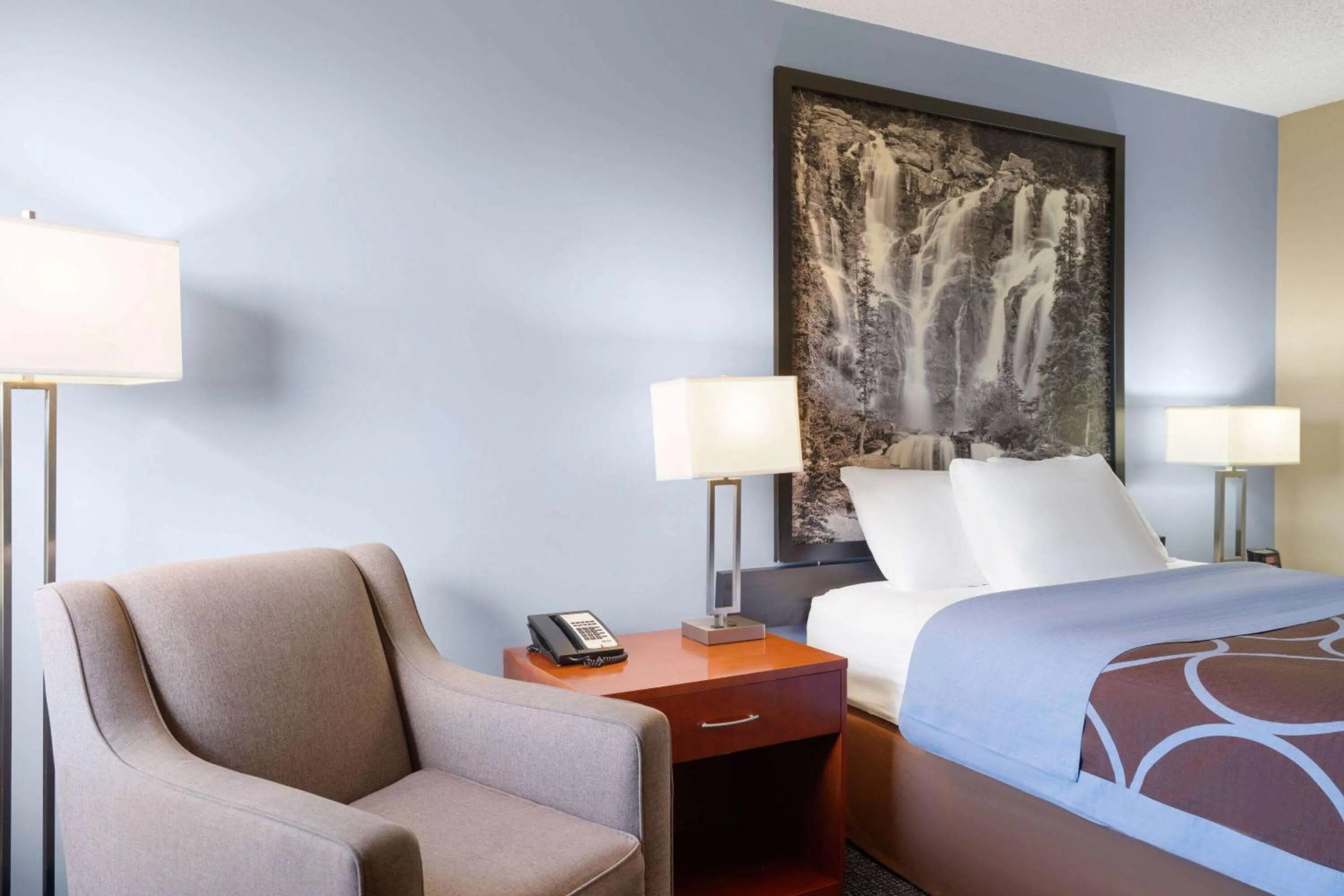 Photo of the whole room, Bed in Super 8 by Wyndham Sherwood Park/Edmonton Area