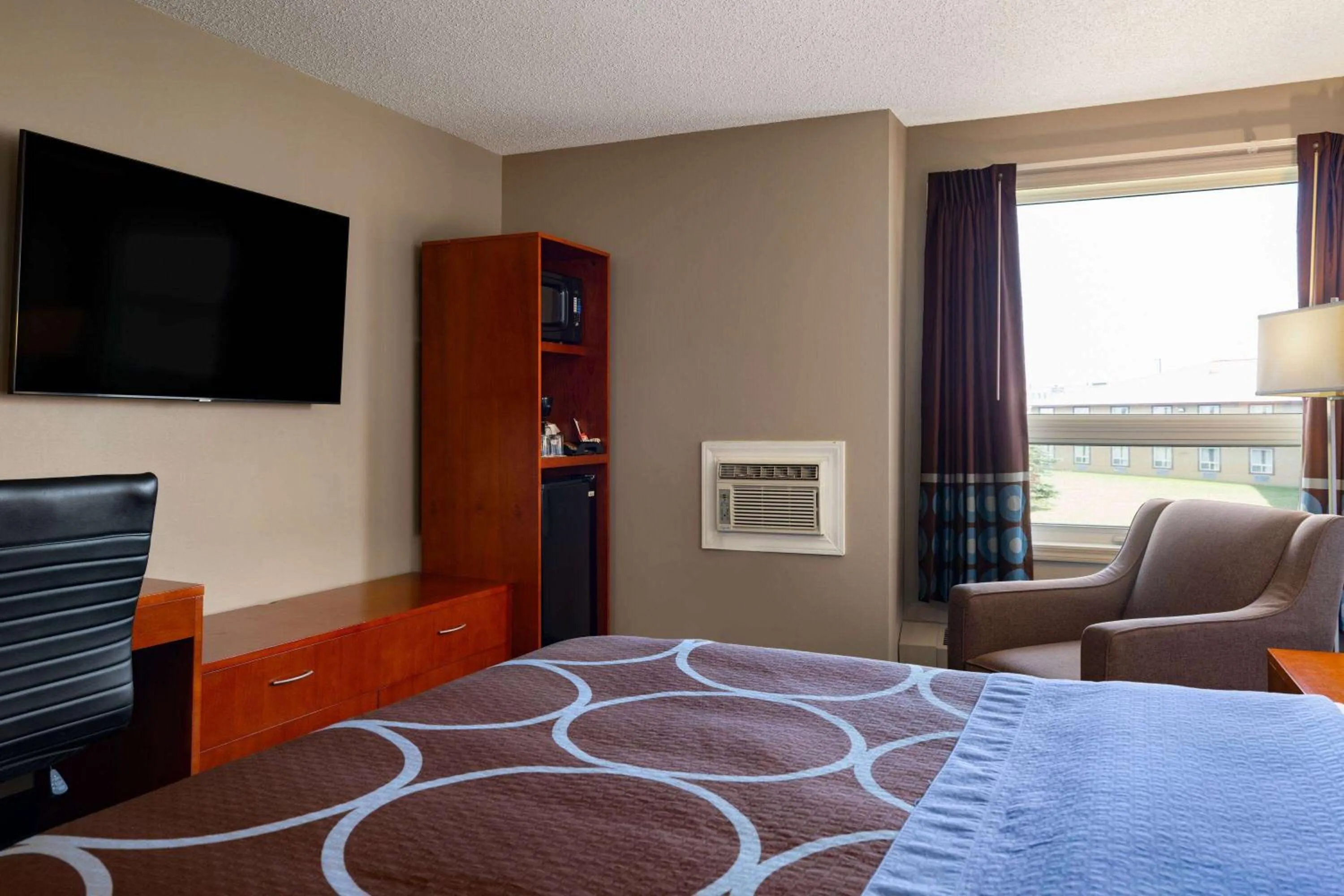 Photo of the whole room, Bed in Super 8 by Wyndham Sherwood Park/Edmonton Area