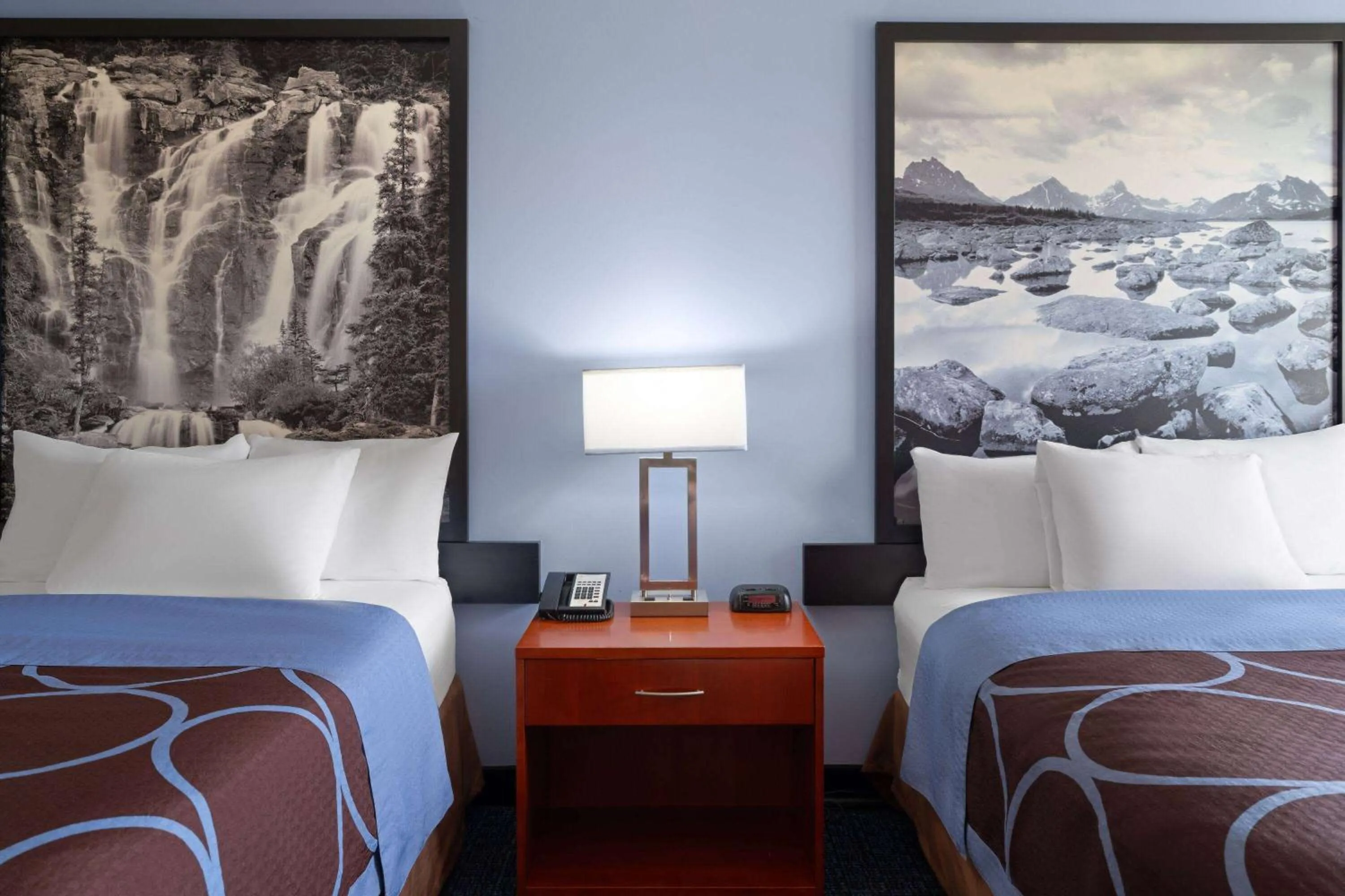 Photo of the whole room, Bed in Super 8 by Wyndham Sherwood Park/Edmonton Area