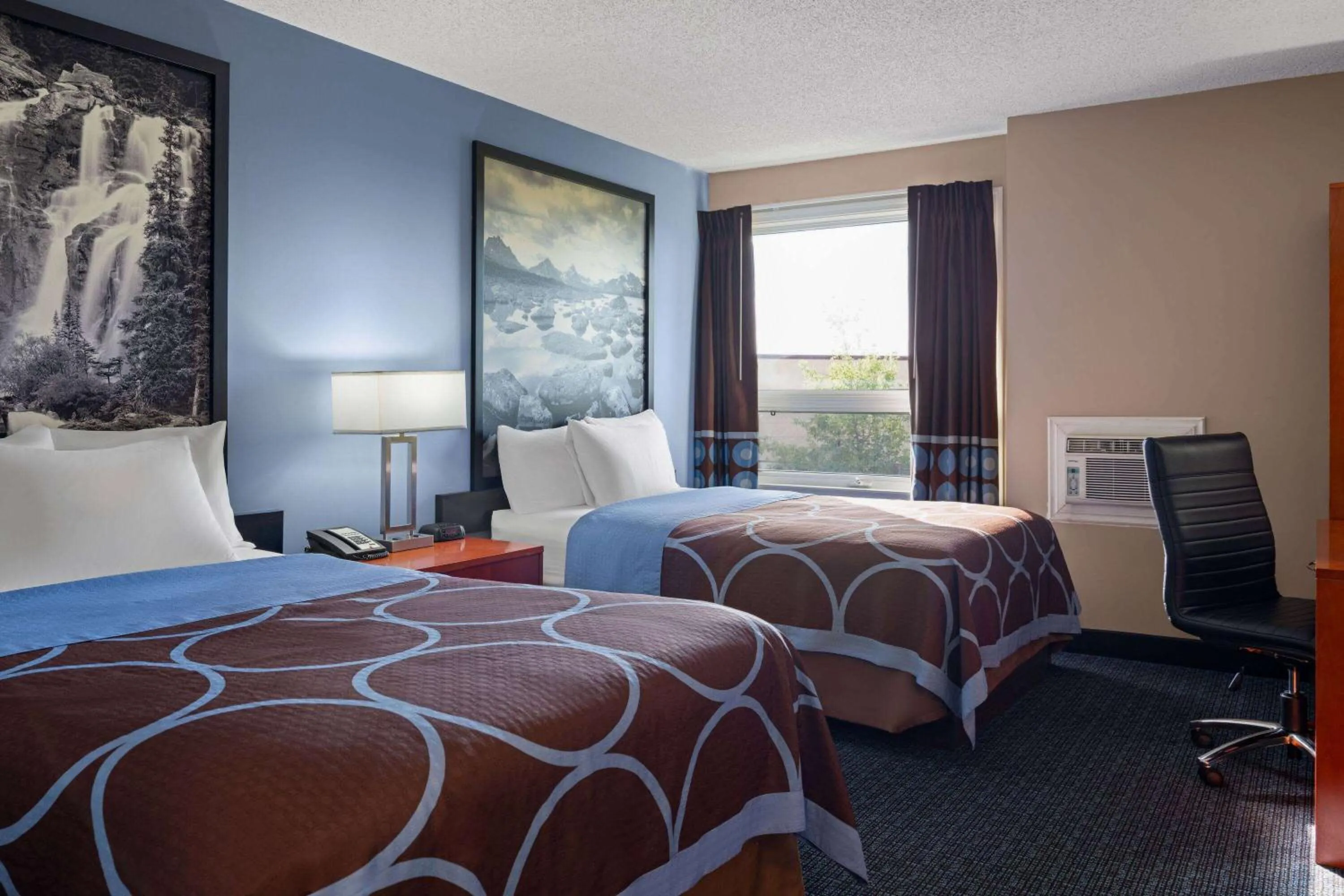Photo of the whole room, Bed in Super 8 by Wyndham Sherwood Park/Edmonton Area