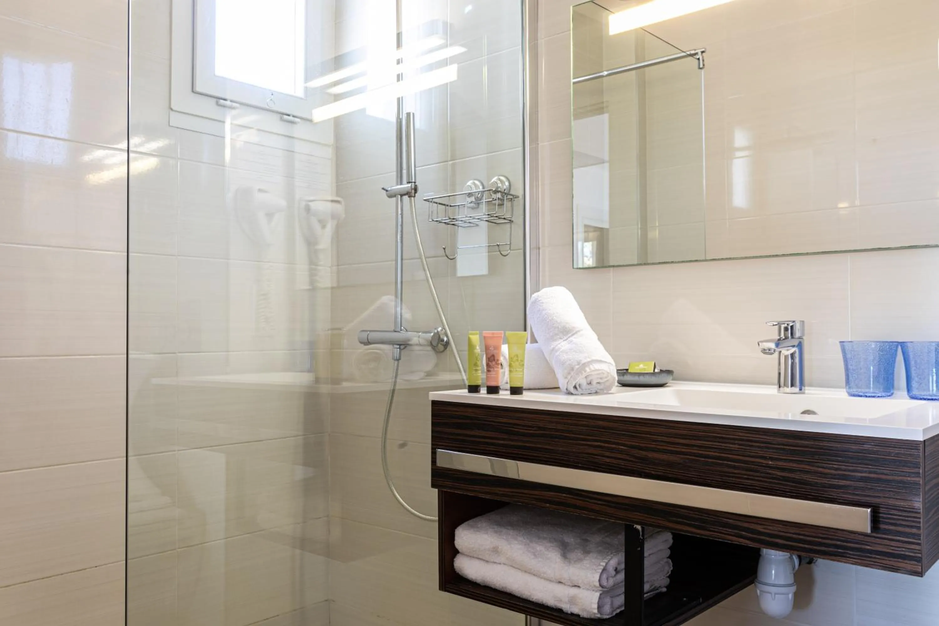 Shower in Hôtel Corniche du Liouquet