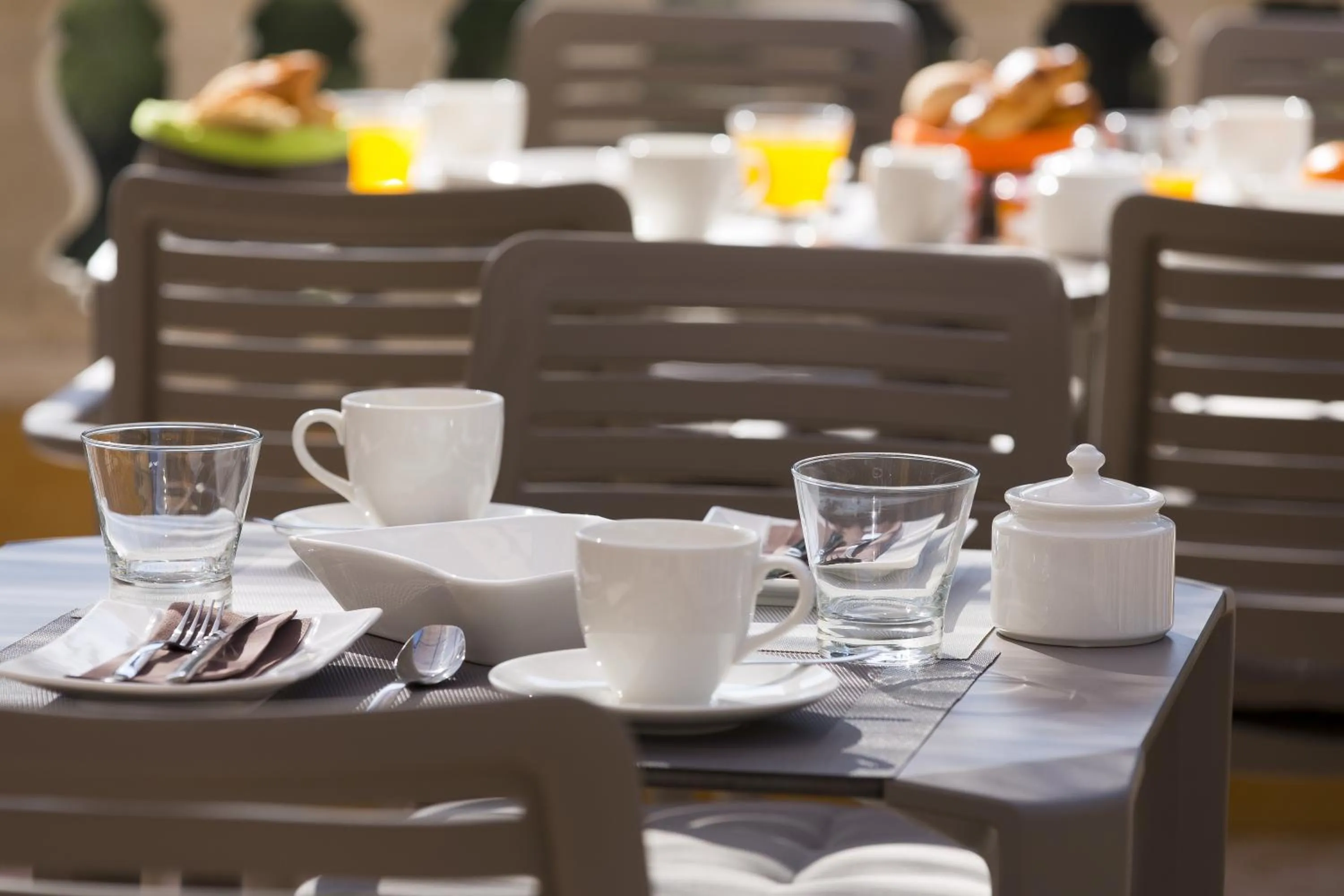 Patio in Hôtel Corniche du Liouquet