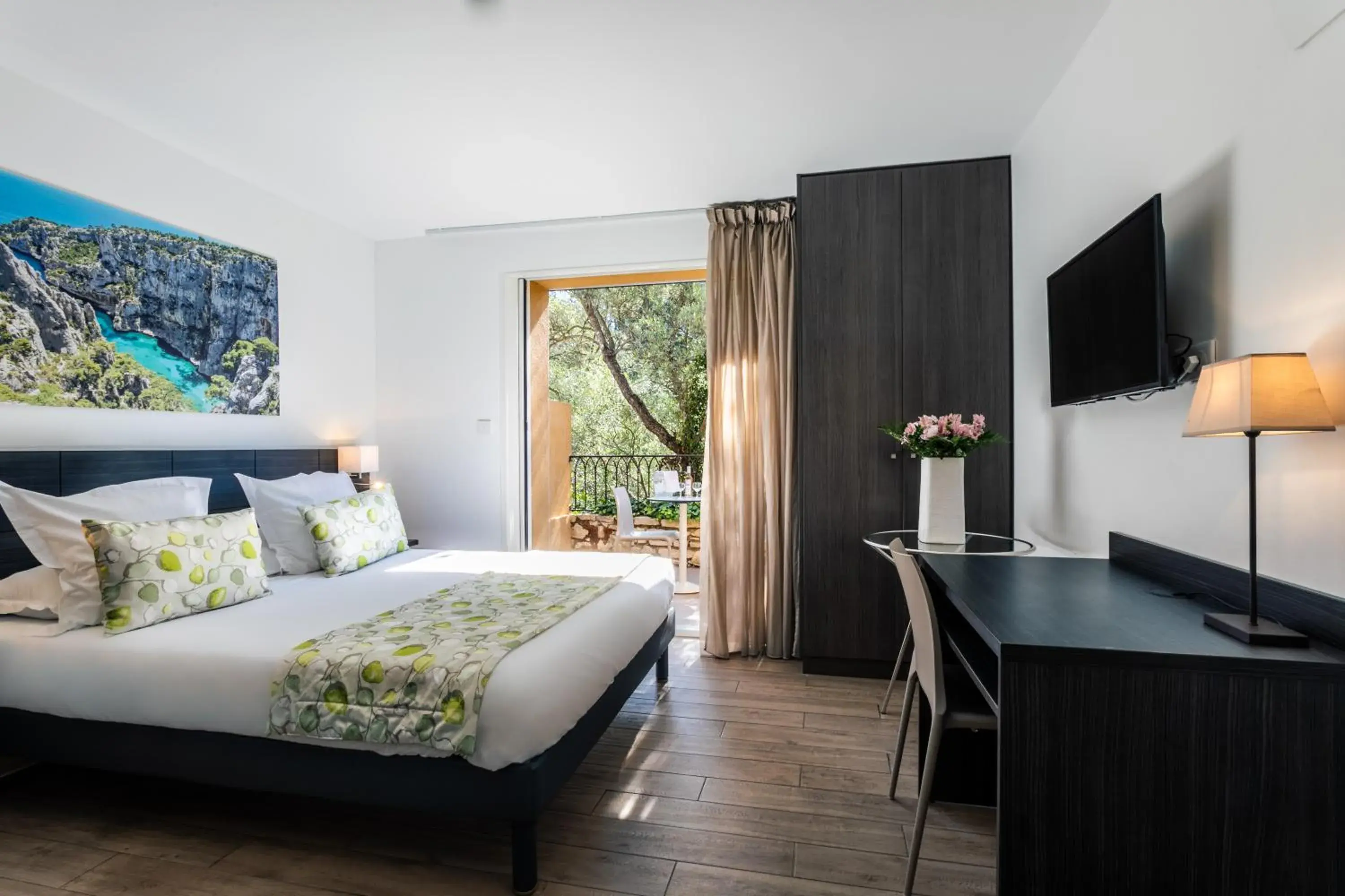 Superior Room with Terrace and Countryside View in Hôtel Corniche du Liouquet Superior Room with Terrace and Countryside View in Hôtel Corniche du Liouquet