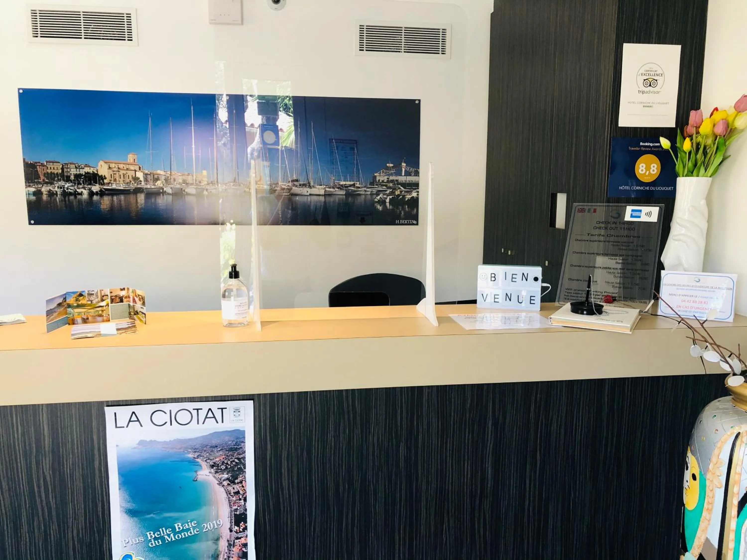 Lobby or reception in Hôtel Corniche du Liouquet