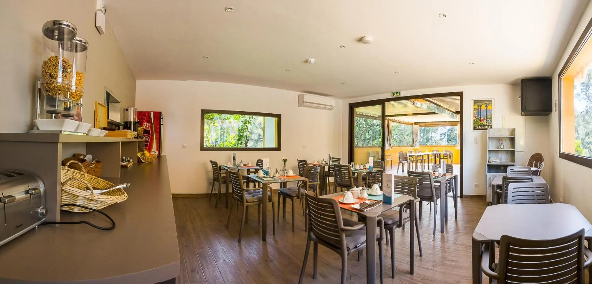 Dining area in Hôtel Corniche du Liouquet