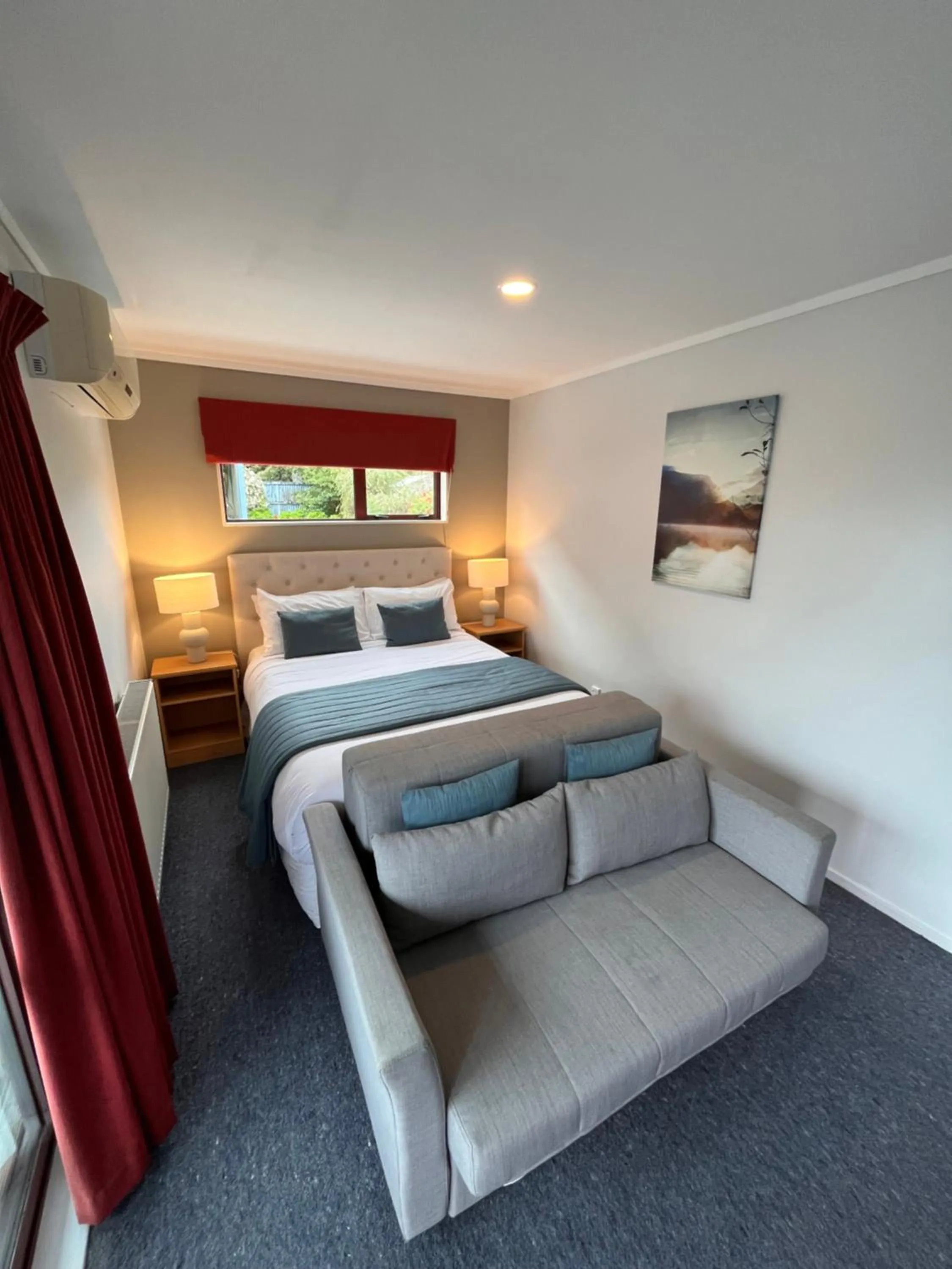 Bed in Adventure Lodge and Motels and Tongariro Crossing Track Transport