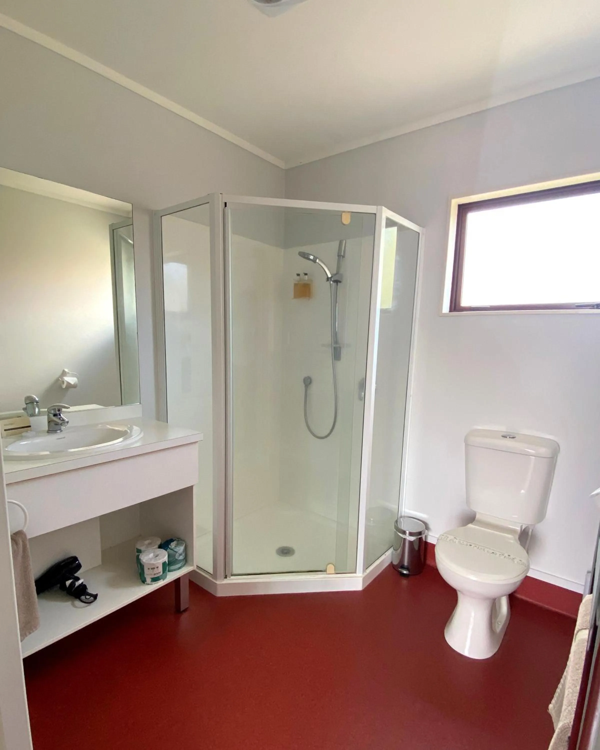 Shower in Adventure Lodge and Motels and Tongariro Crossing Track Transport