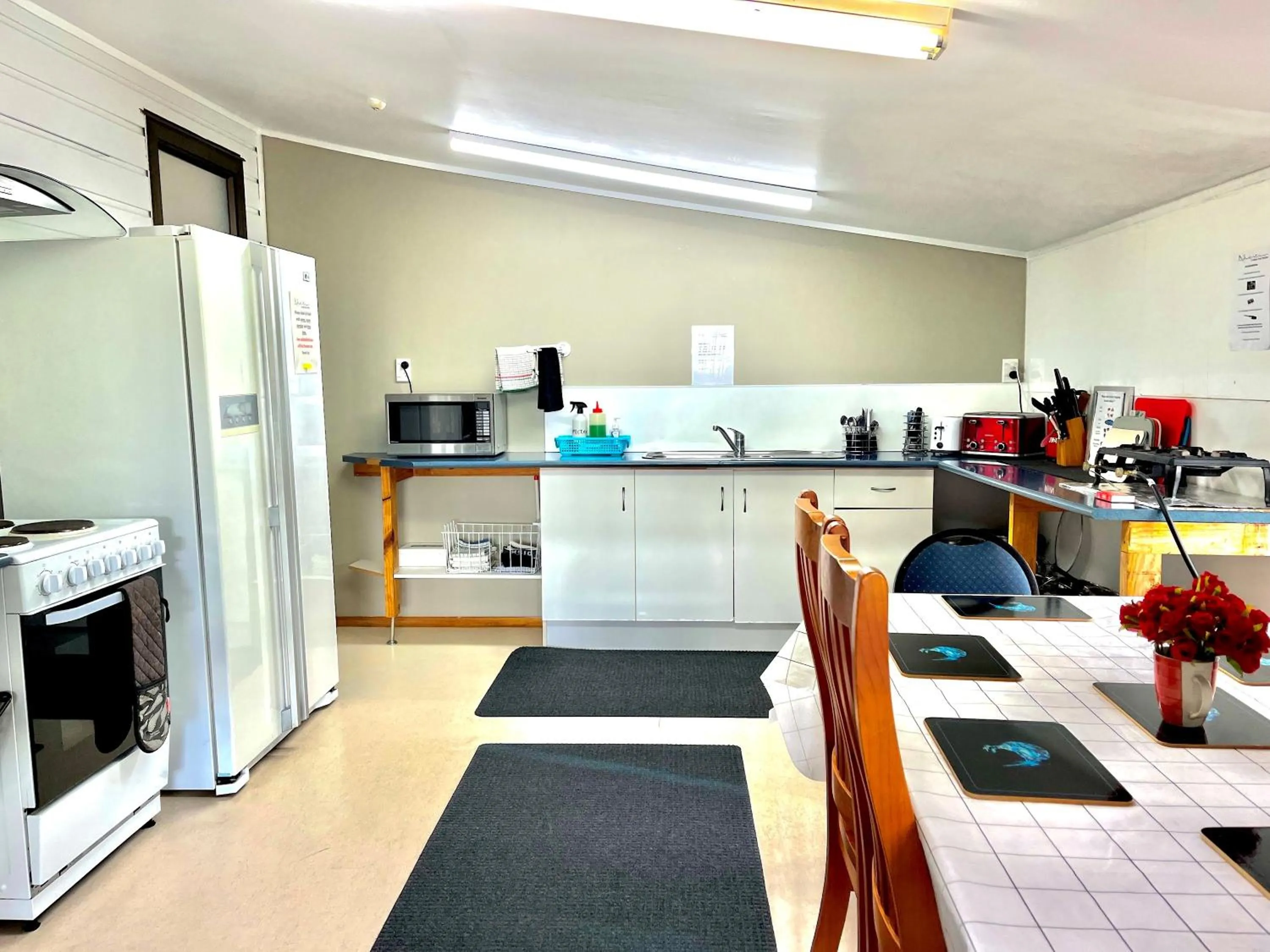 Dining area in Adventure Lodge and Motels and Tongariro Crossing Track Transport