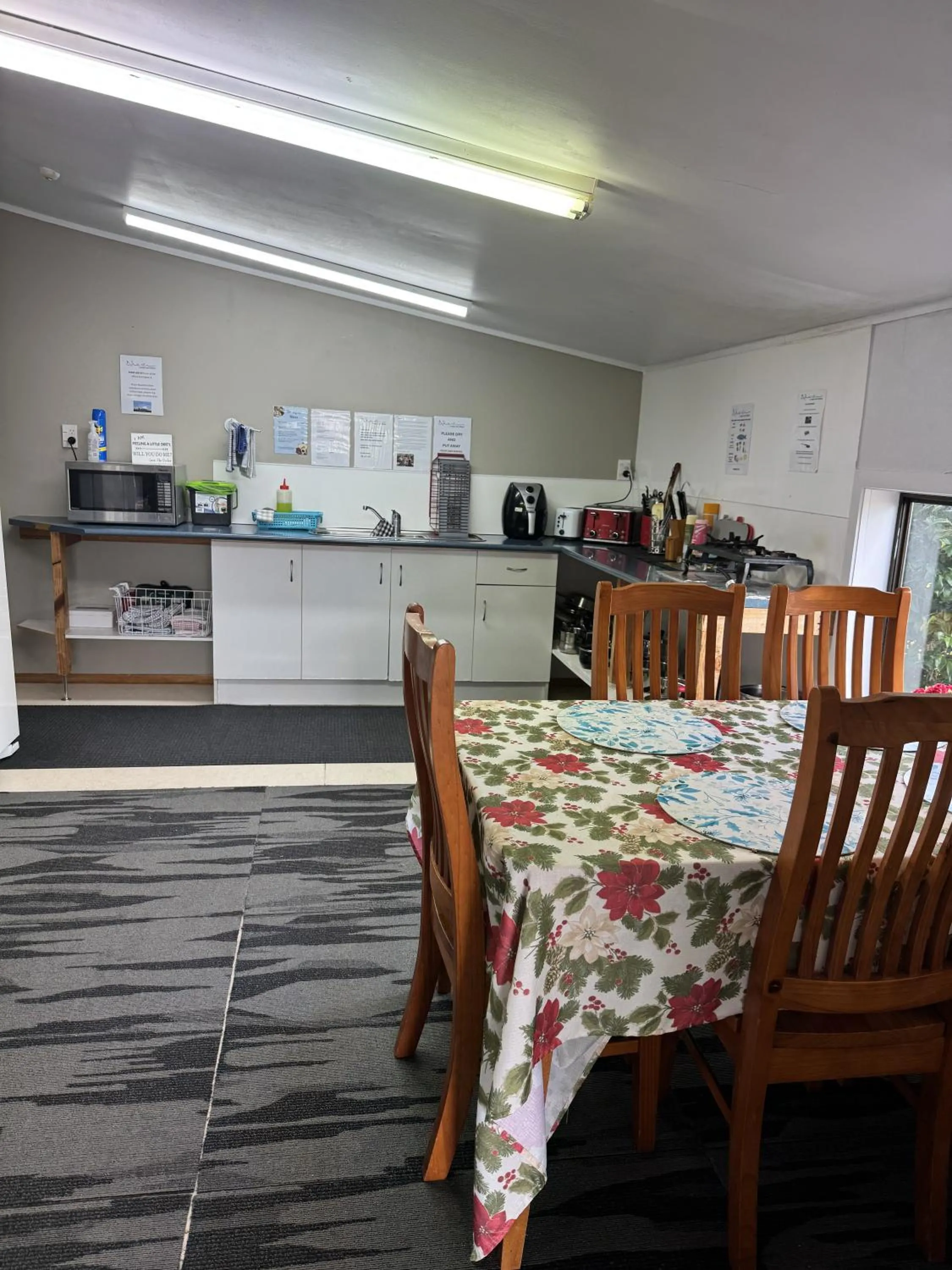 Communal kitchen in Adventure Lodge and Motels and Tongariro Crossing Track Transport