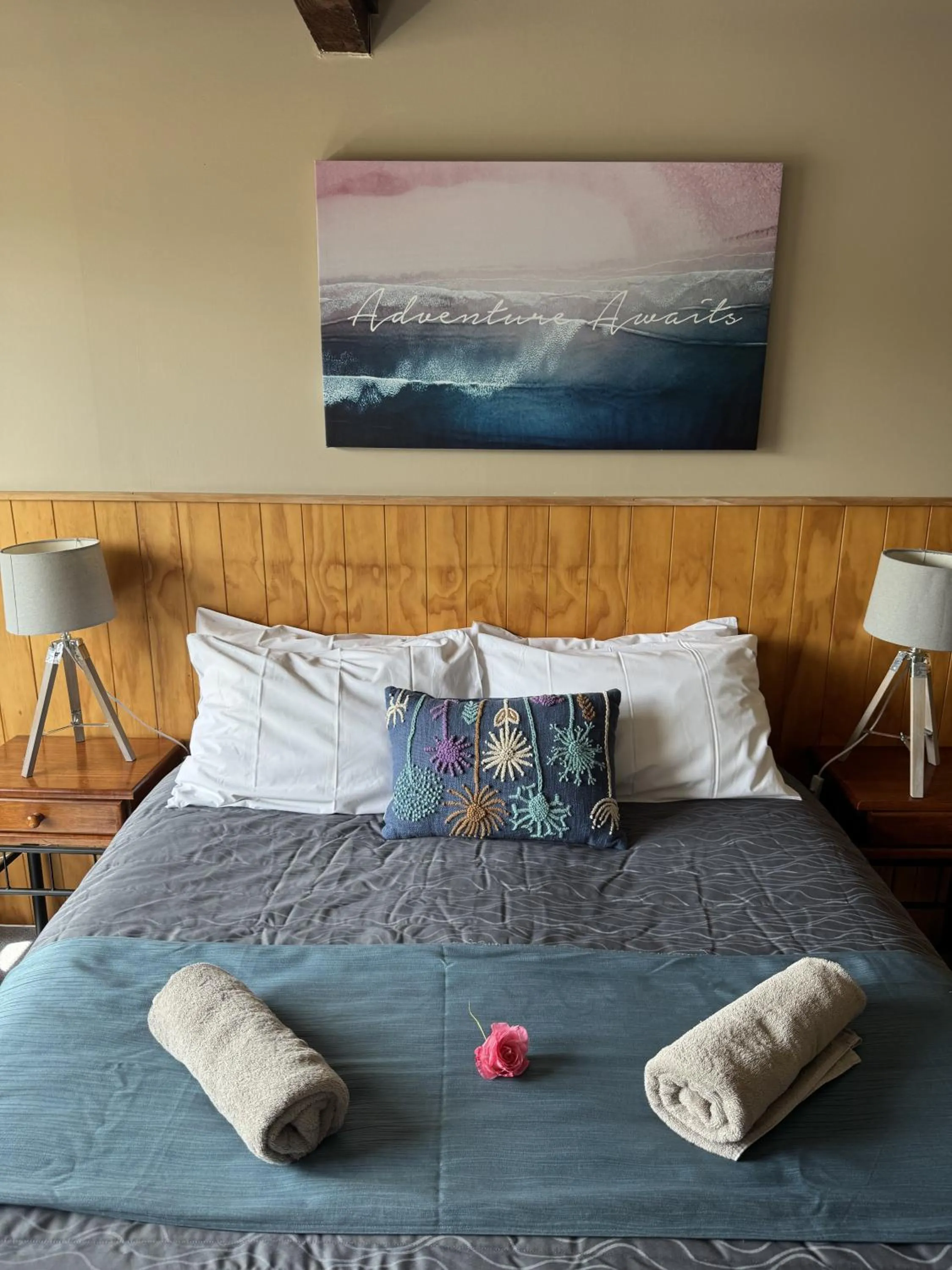 Bedroom, Bed in Adventure Lodge and Motels and Tongariro Crossing Track Transport