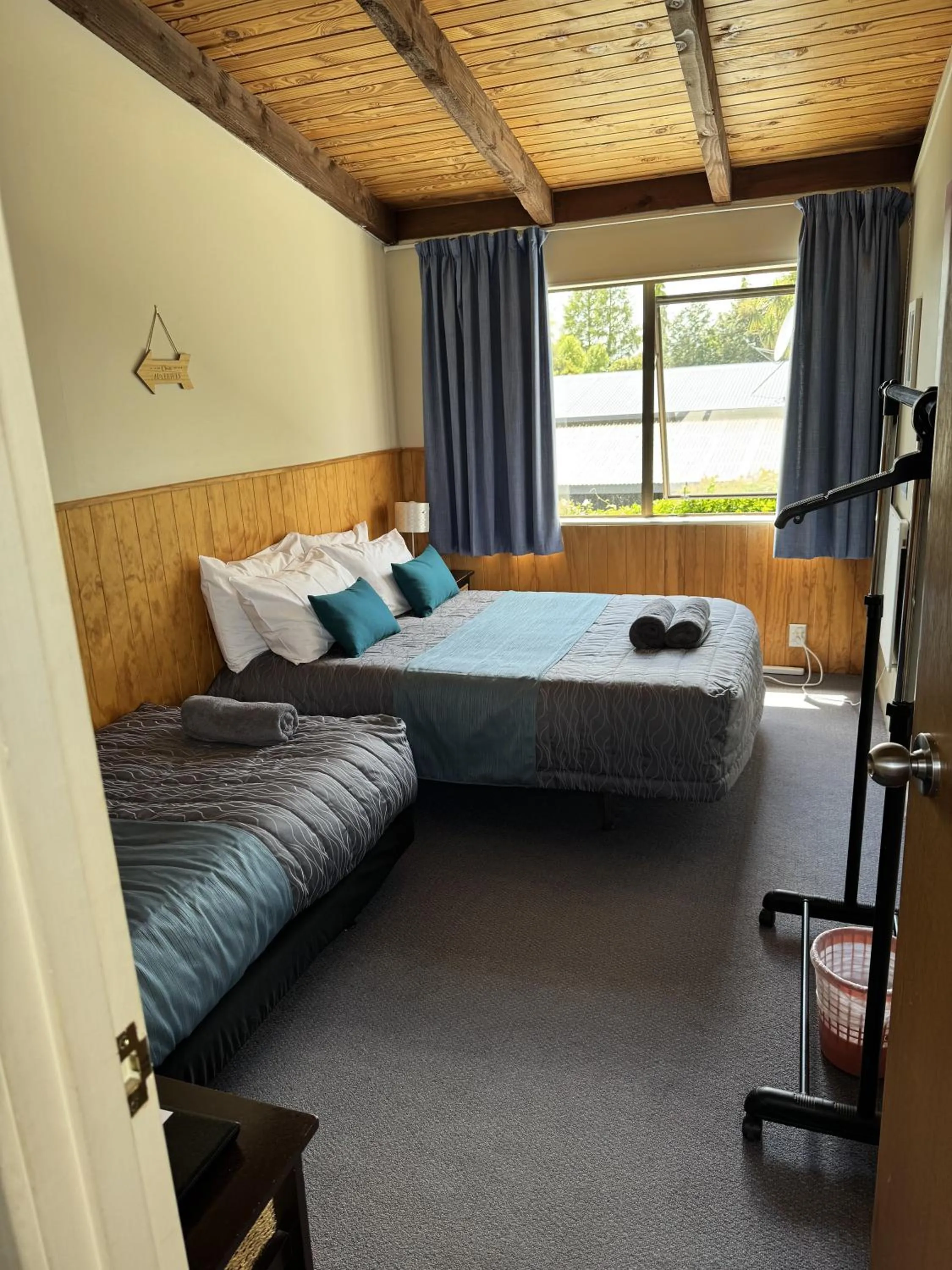 Bedroom, Bed in Adventure Lodge and Motels and Tongariro Crossing Track Transport