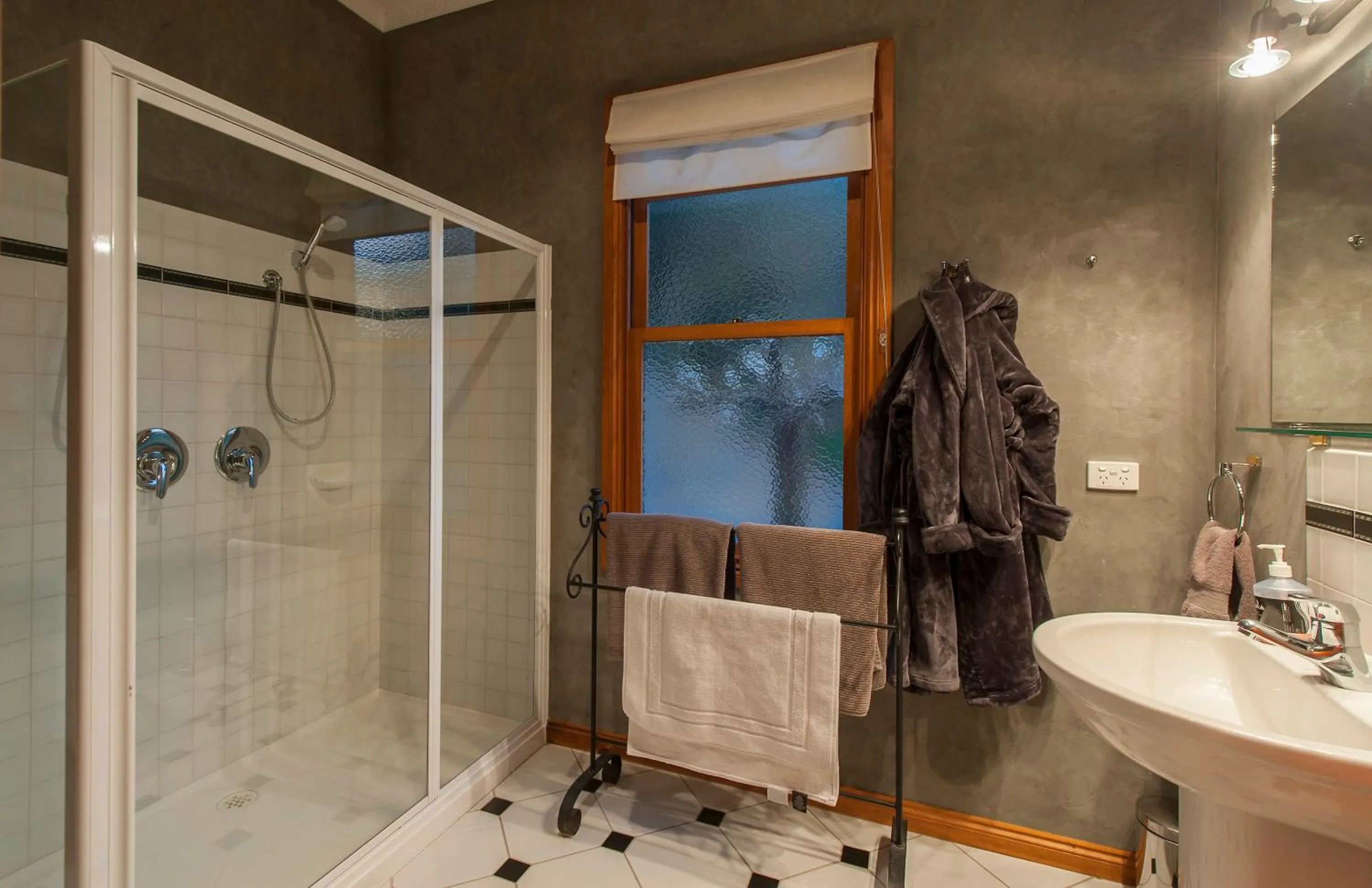 Shower in Charnwood Cottages in Warburton