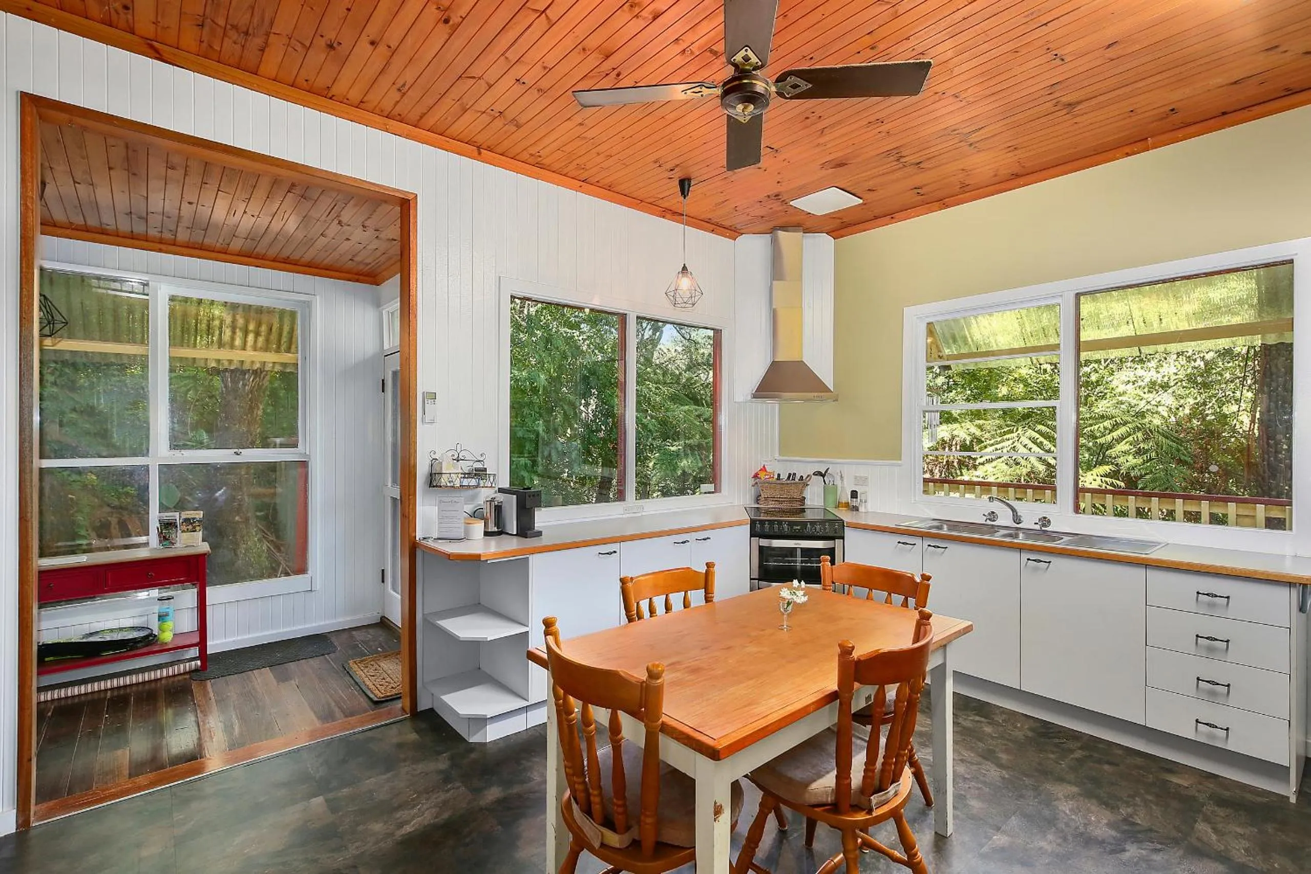 Kitchen or kitchenette in Charnwood Cottages in Warburton