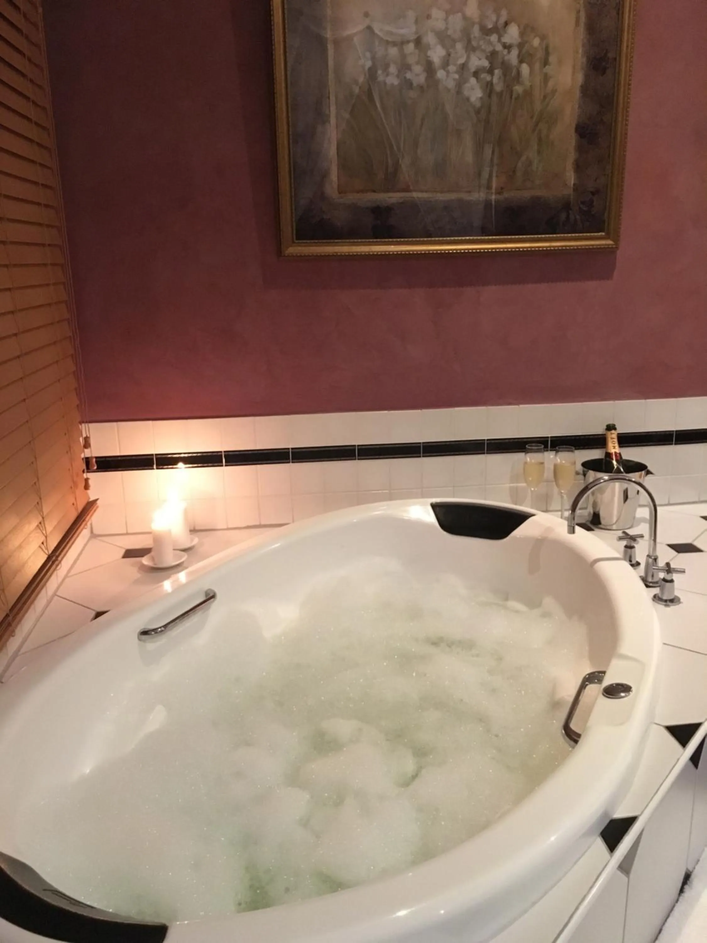 Hot Tub in Charnwood Cottages in Warburton