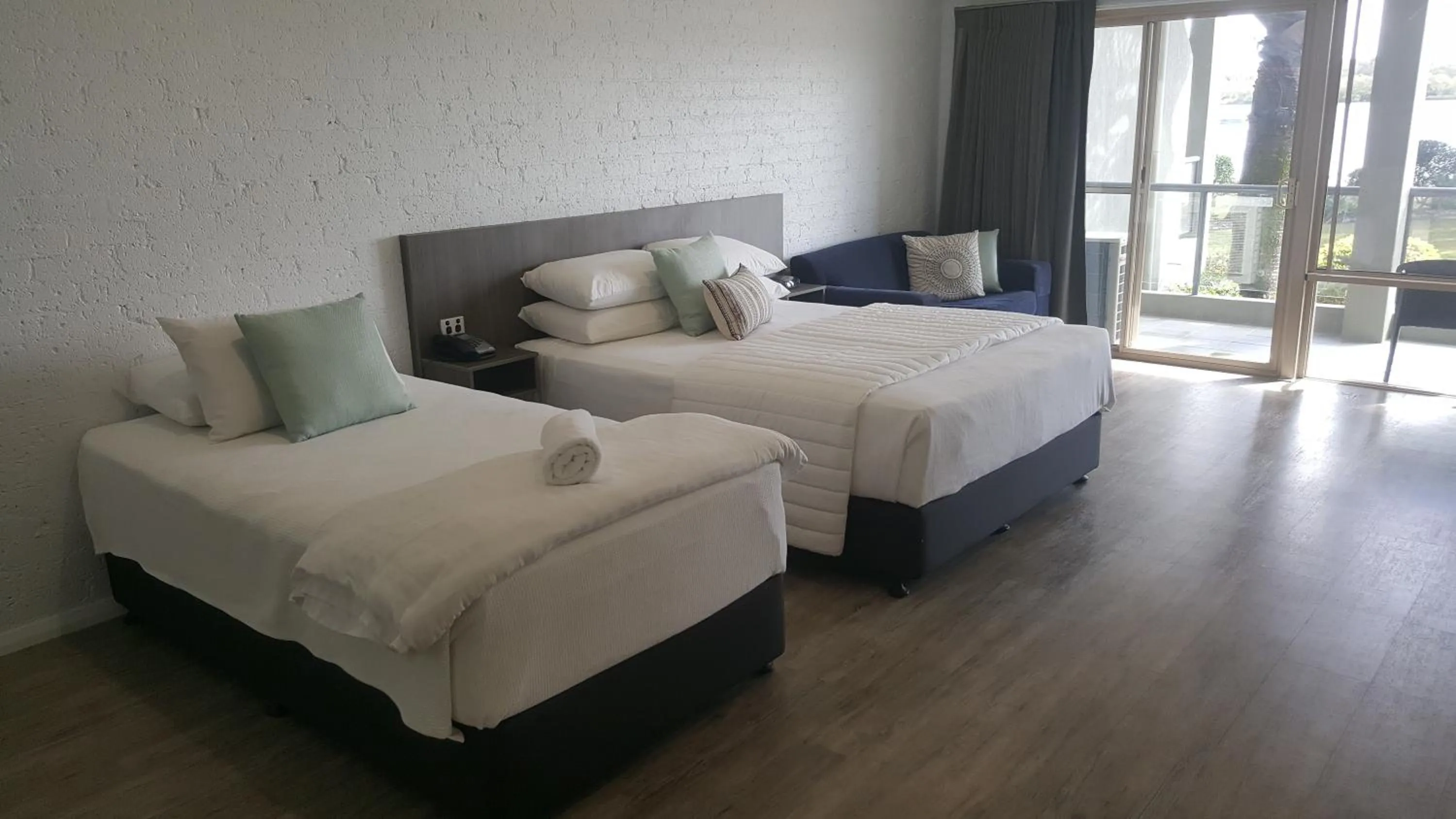 Photo of the whole room, Bed in Moby Dick Waterfront Resort Motel