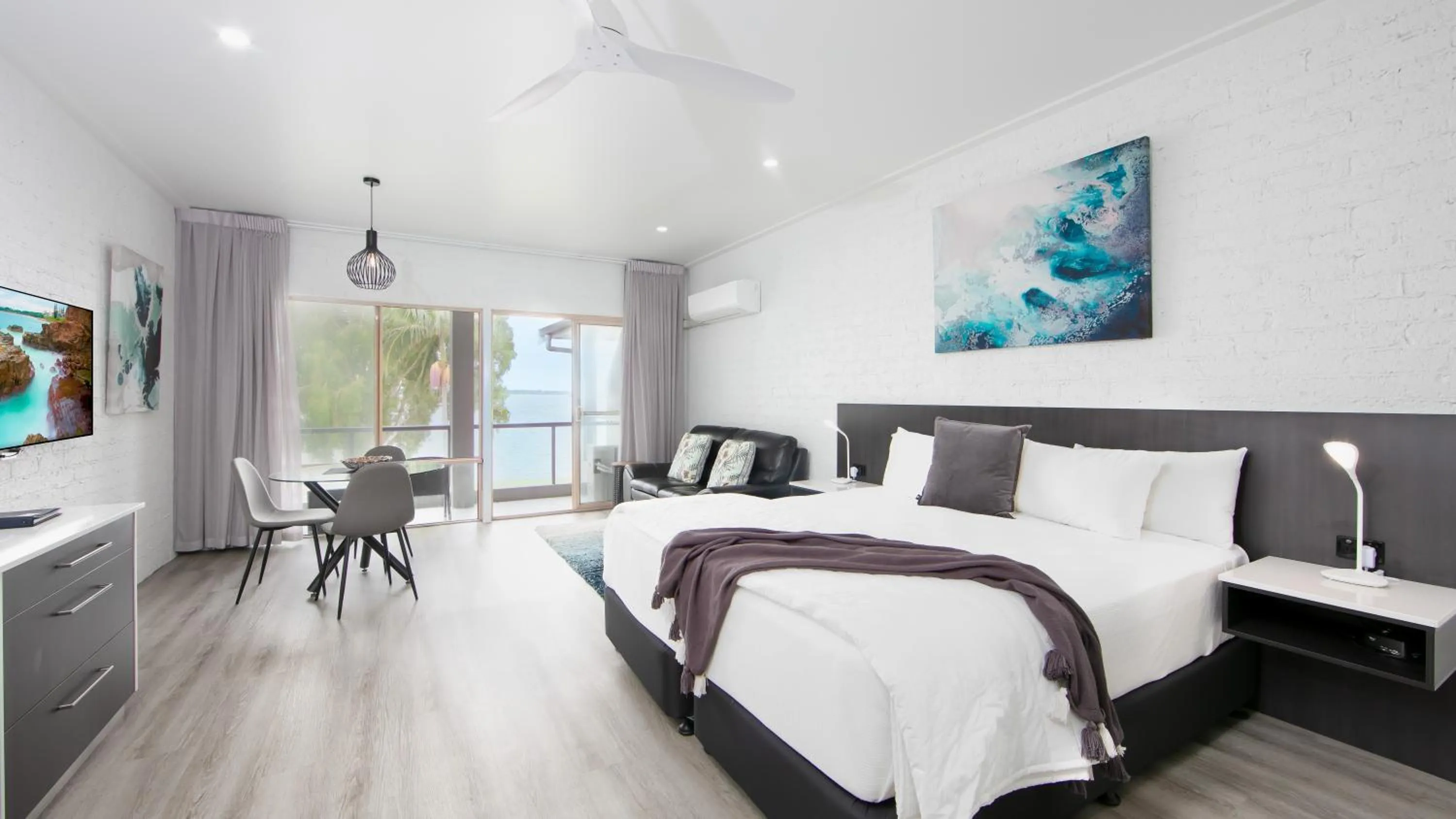 Photo of the whole room, Bed in Moby Dick Waterfront Resort Motel