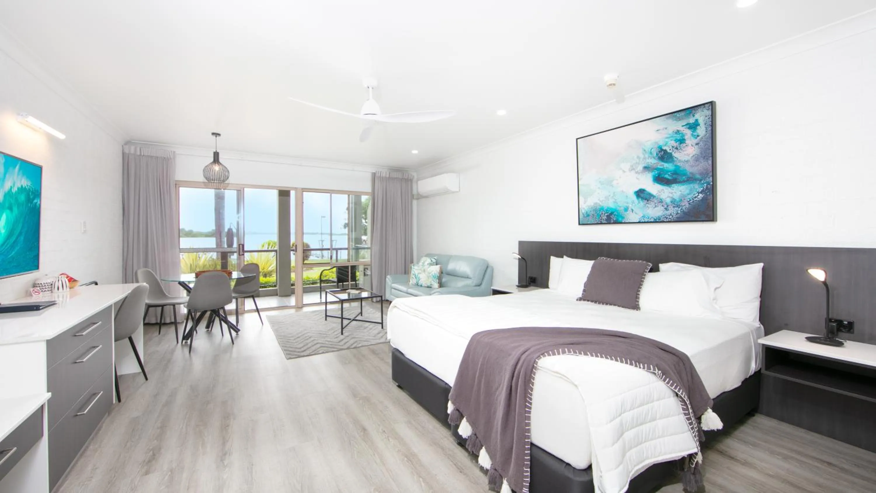 Photo of the whole room, Bed in Moby Dick Waterfront Resort Motel