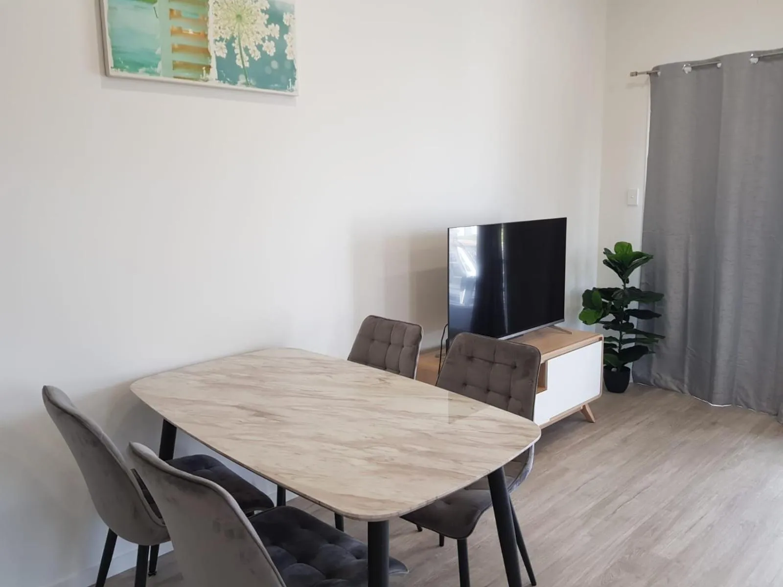 Dining area in Moby Dick Waterfront Resort Motel