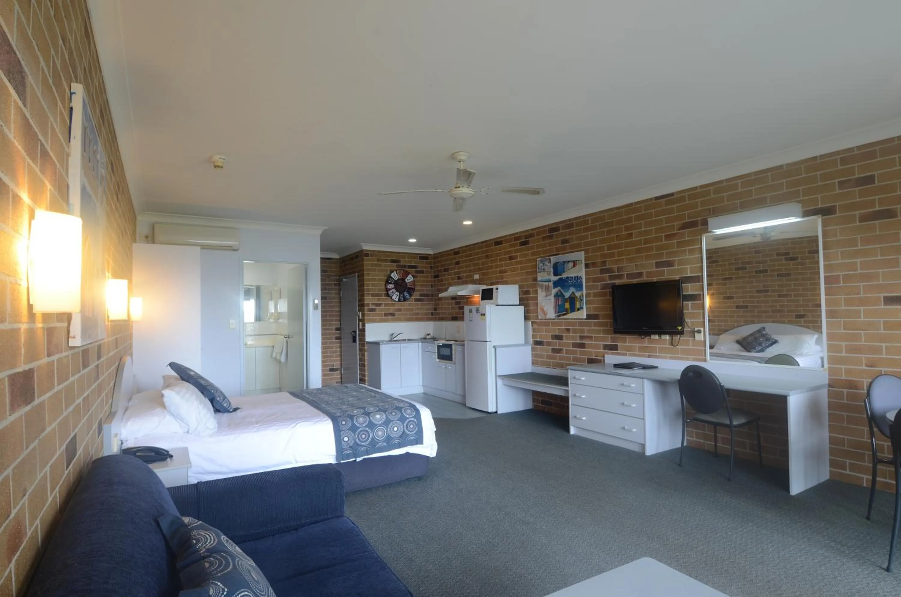 Photo of the whole room, Bed in Moby Dick Waterfront Resort Motel