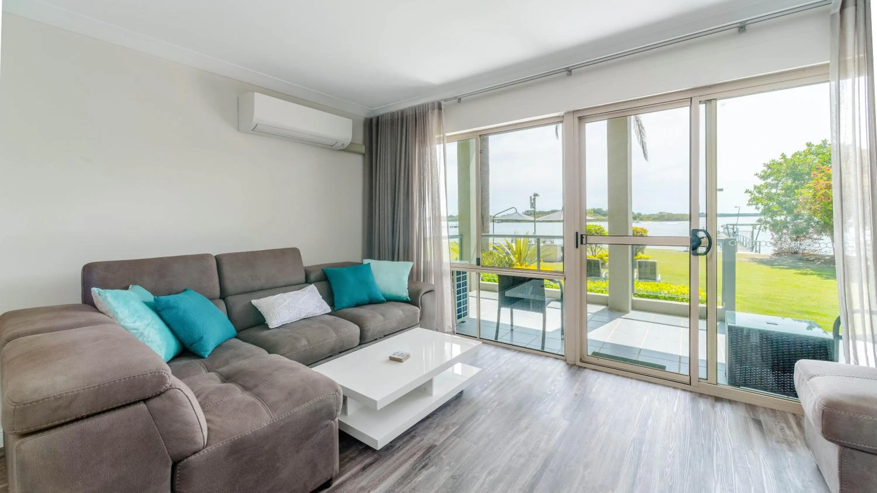 Dining area in Moby Dick Waterfront Resort Motel
