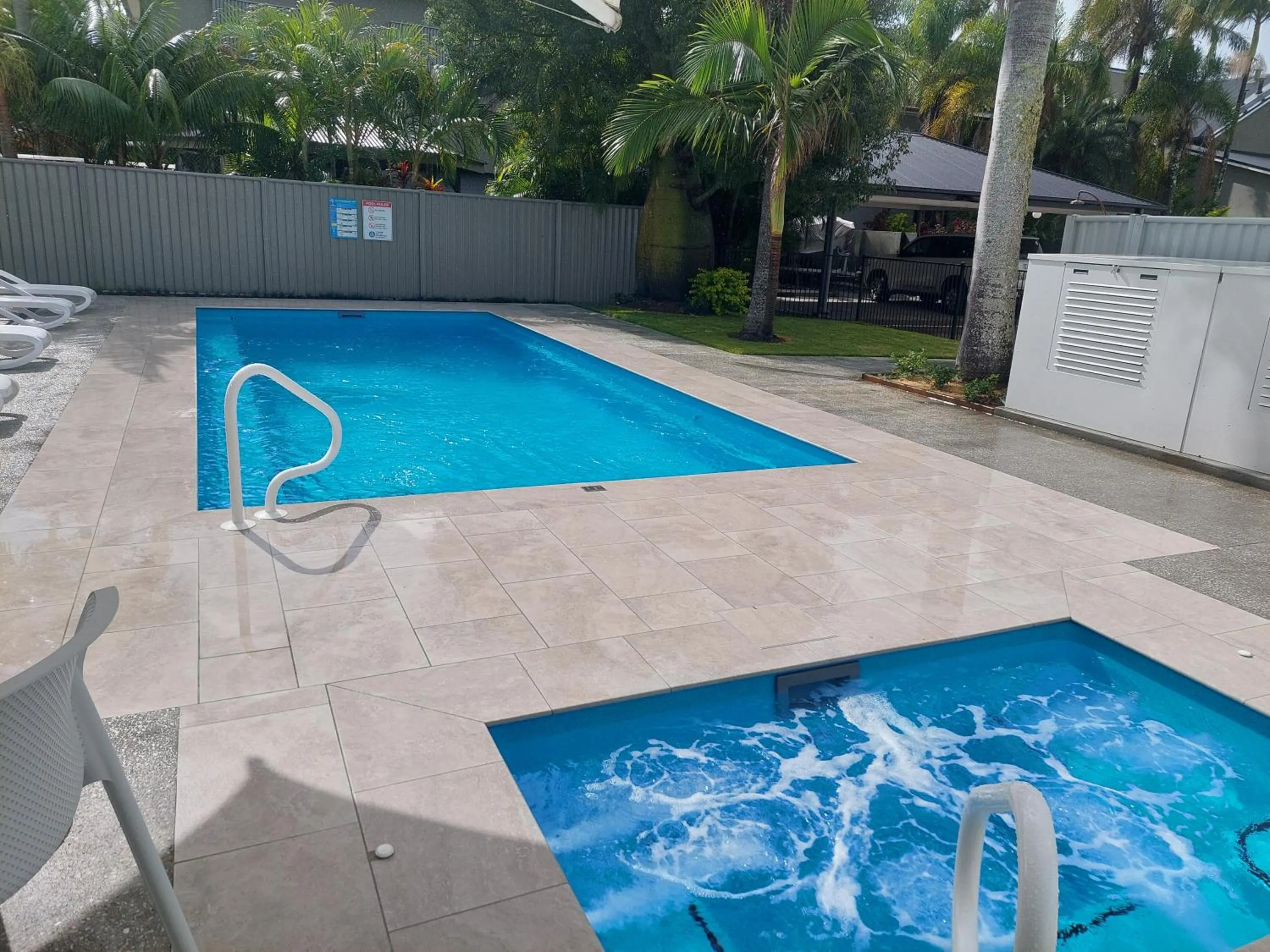 Swimming pool in Moby Dick Waterfront Resort Motel