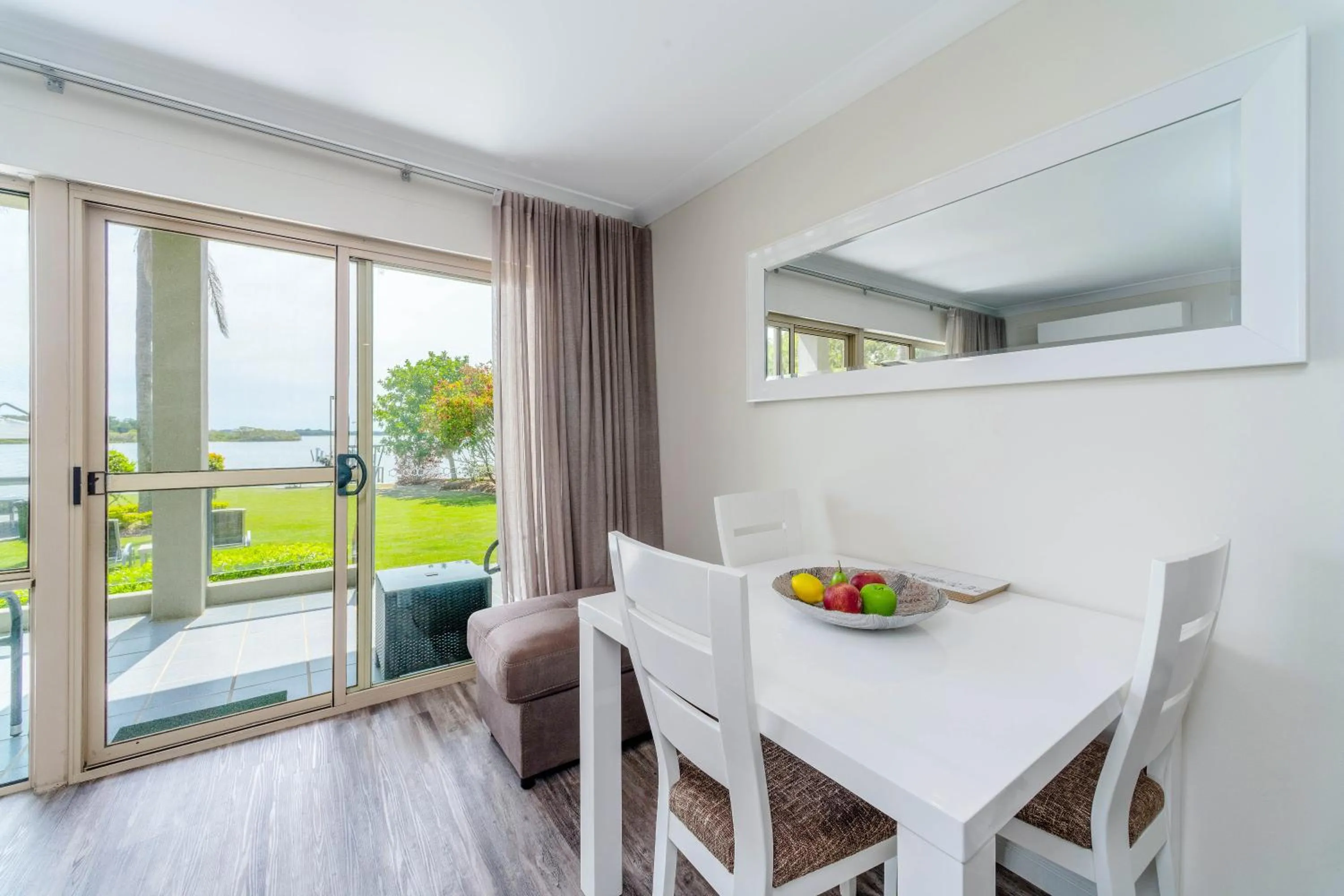 Dining area in Moby Dick Waterfront Resort Motel
